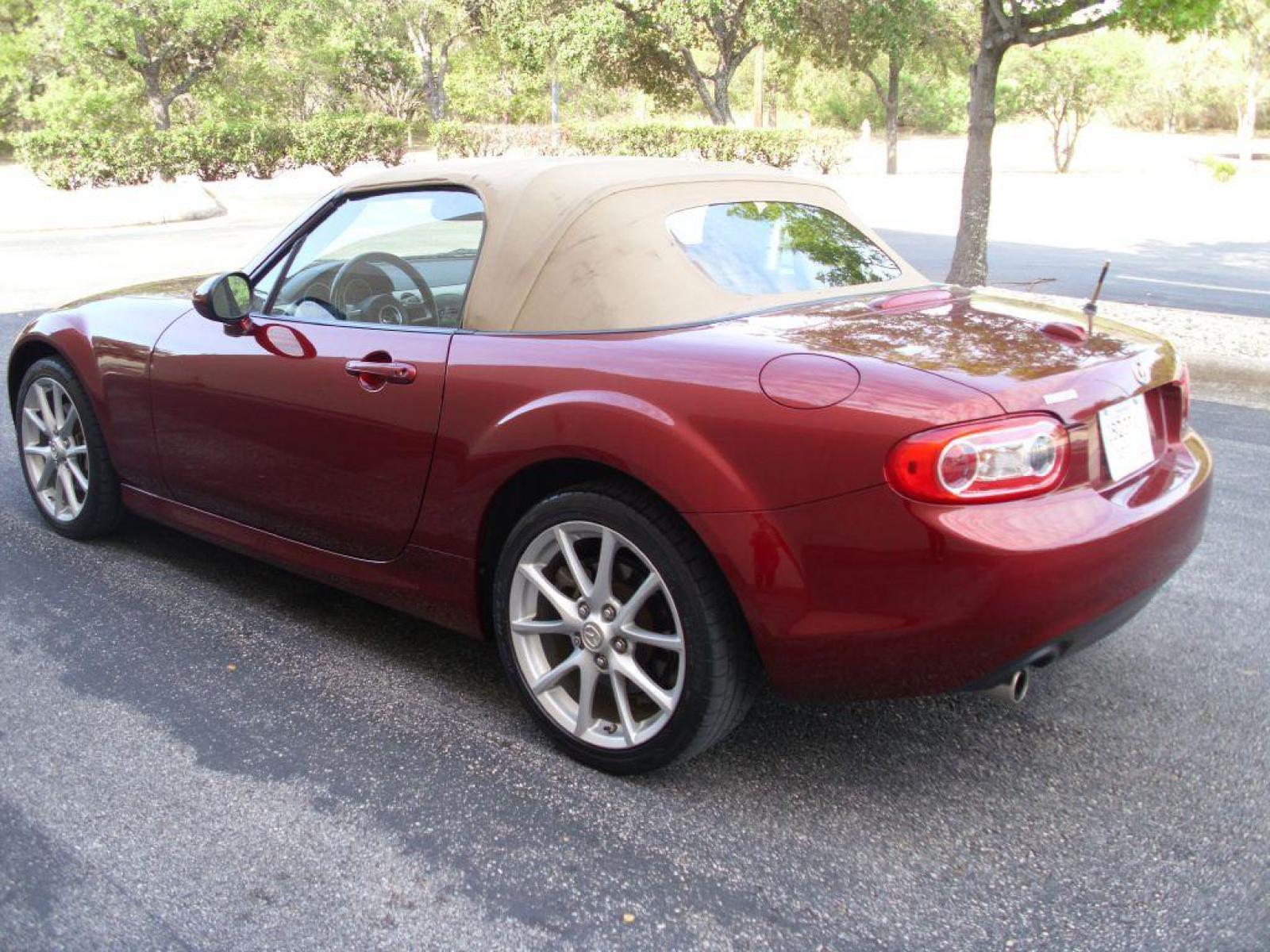 2009 RED MAZDA MX-5 MIATA GRAND TOURING (JM1NC25F390) with an 2.0L engine, Automatic transmission, located at 12019 San Pedro Avenue, San Antonio, TX, 78216, (210) 494-5895, 29.551861, -98.487602 - Cruise Control; Front Seat Heaters; Leather Seats; Soft Top; Air Conditioning; Power Windows; Power Locks; Power Steering; Tilt Wheel; AM/FM CD/MP3; Satellite; Passive engine immobilizer; Dual Front Airbags; Side Airbags; Active Seatbelts; Passenger Airbag Sensor; All Wheel ABS; Retractable Roof Pan - Photo #17