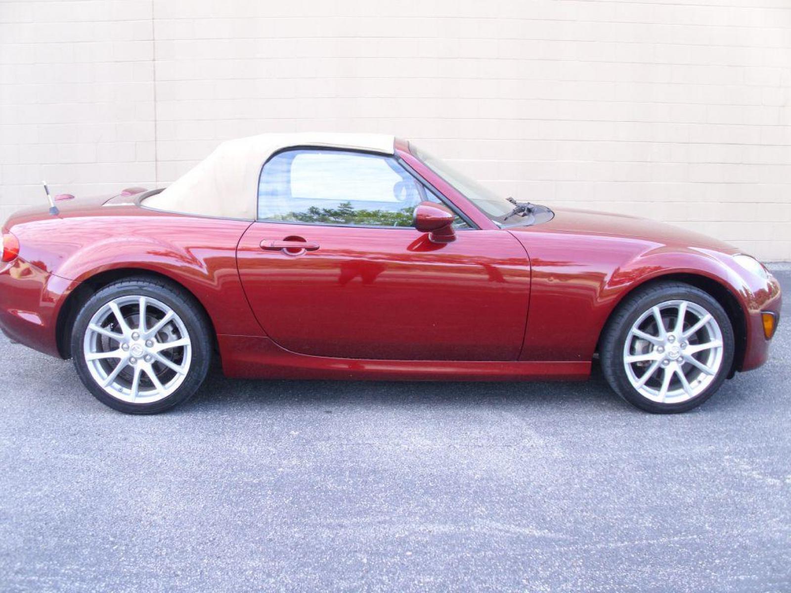 2009 RED MAZDA MX-5 MIATA GRAND TOURING (JM1NC25F390) with an 2.0L engine, Automatic transmission, located at 12019 San Pedro Avenue, San Antonio, TX, 78216, (210) 494-5895, 29.551861, -98.487602 - Cruise Control; Front Seat Heaters; Leather Seats; Soft Top; Air Conditioning; Power Windows; Power Locks; Power Steering; Tilt Wheel; AM/FM CD/MP3; Satellite; Passive engine immobilizer; Dual Front Airbags; Side Airbags; Active Seatbelts; Passenger Airbag Sensor; All Wheel ABS; Retractable Roof Pan - Photo #4
