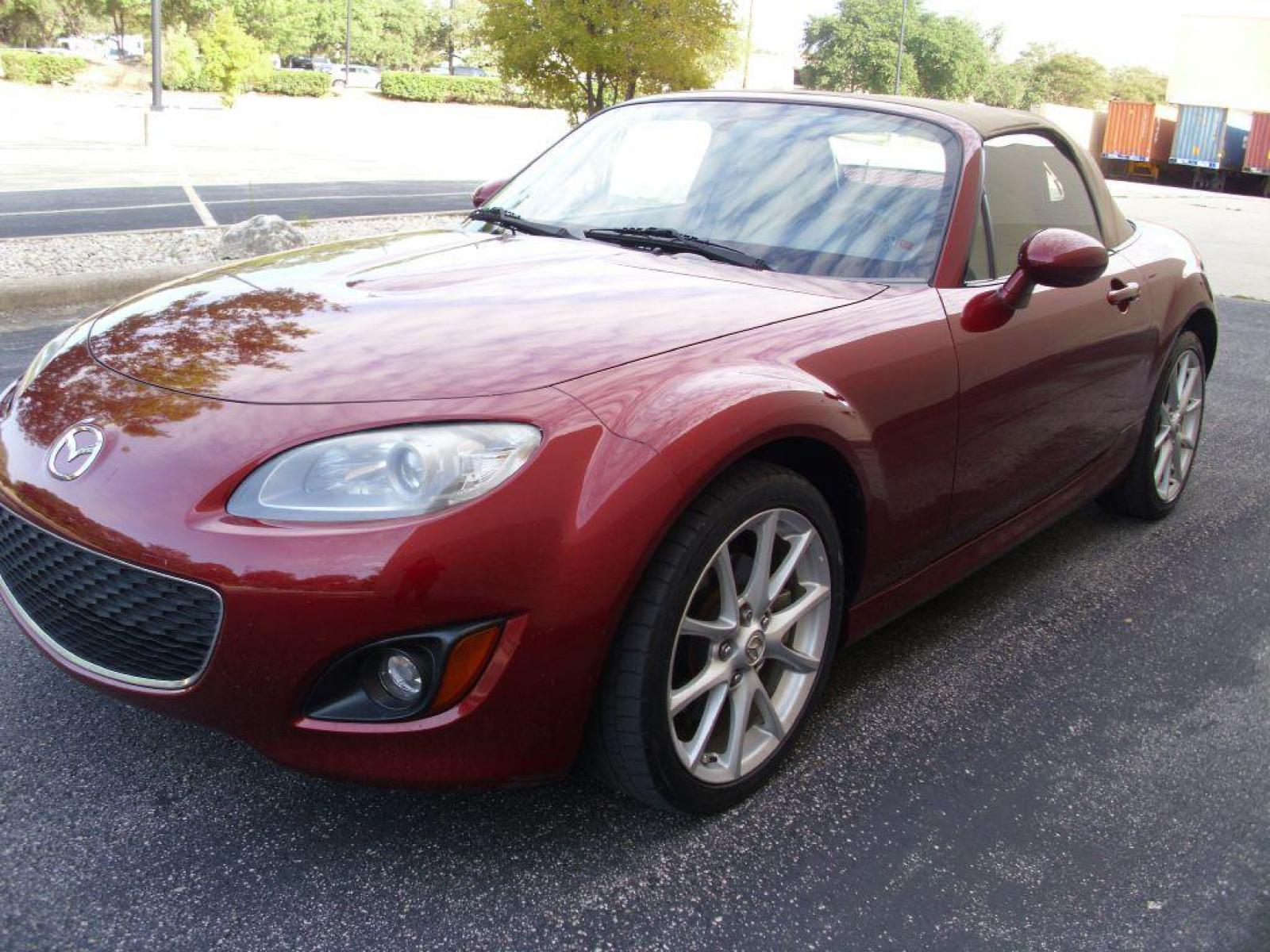 2009 RED MAZDA MX-5 MIATA GRAND TOURING (JM1NC25F390) with an 2.0L engine, Automatic transmission, located at 12019 San Pedro Avenue, San Antonio, TX, 78216, (210) 494-5895, 29.551861, -98.487602 - Cruise Control; Front Seat Heaters; Leather Seats; Soft Top; Air Conditioning; Power Windows; Power Locks; Power Steering; Tilt Wheel; AM/FM CD/MP3; Satellite; Passive engine immobilizer; Dual Front Airbags; Side Airbags; Active Seatbelts; Passenger Airbag Sensor; All Wheel ABS; Retractable Roof Pan - Photo #5