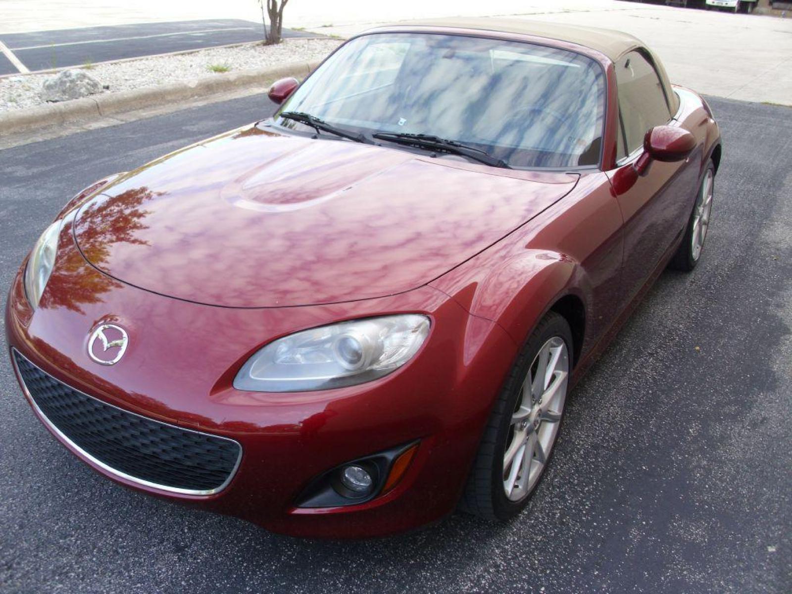 2009 RED MAZDA MX-5 MIATA GRAND TOURING (JM1NC25F390) with an 2.0L engine, Automatic transmission, located at 12019 San Pedro Avenue, San Antonio, TX, 78216, (210) 494-5895, 29.551861, -98.487602 - Cruise Control; Front Seat Heaters; Leather Seats; Soft Top; Air Conditioning; Power Windows; Power Locks; Power Steering; Tilt Wheel; AM/FM CD/MP3; Satellite; Passive engine immobilizer; Dual Front Airbags; Side Airbags; Active Seatbelts; Passenger Airbag Sensor; All Wheel ABS; Retractable Roof Pan - Photo #6