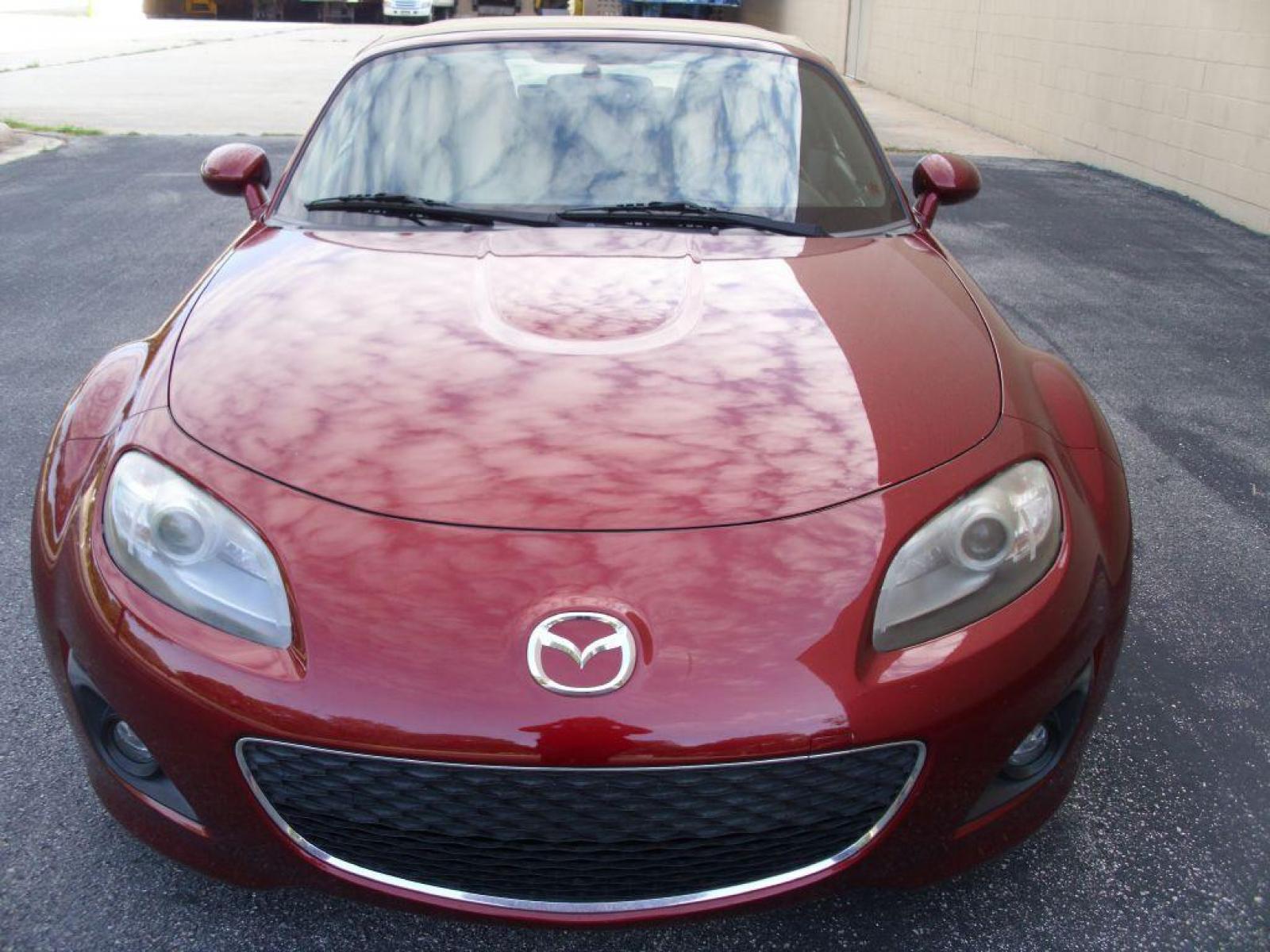 2009 RED MAZDA MX-5 MIATA GRAND TOURING (JM1NC25F390) with an 2.0L engine, Automatic transmission, located at 12019 San Pedro Avenue, San Antonio, TX, 78216, (210) 494-5895, 29.551861, -98.487602 - Cruise Control; Front Seat Heaters; Leather Seats; Soft Top; Air Conditioning; Power Windows; Power Locks; Power Steering; Tilt Wheel; AM/FM CD/MP3; Satellite; Passive engine immobilizer; Dual Front Airbags; Side Airbags; Active Seatbelts; Passenger Airbag Sensor; All Wheel ABS; Retractable Roof Pan - Photo #8