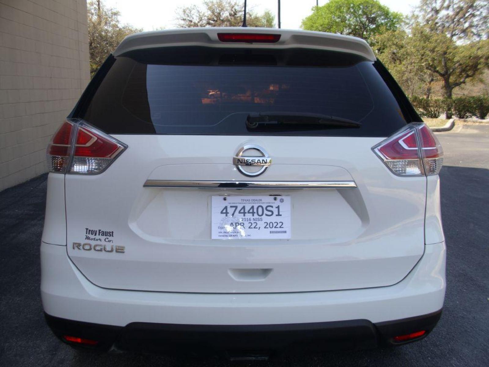 2016 WHITE NISSAN ROGUE S (5N1AT2MT3GC) with an 2.5L engine, Automatic transmission, located at 12019 San Pedro Avenue, San Antonio, TX, 78216, (210) 494-5895, 29.551861, -98.487602 - Photo #10