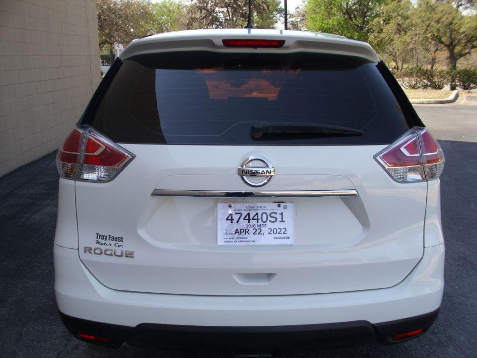 2016 WHITE NISSAN ROGUE S (5N1AT2MT3GC) with an 2.5L engine, Automatic transmission, located at 12019 San Pedro Avenue, San Antonio, TX, 78216, (210) 494-5895, 29.551861, -98.487602 - Photo #12