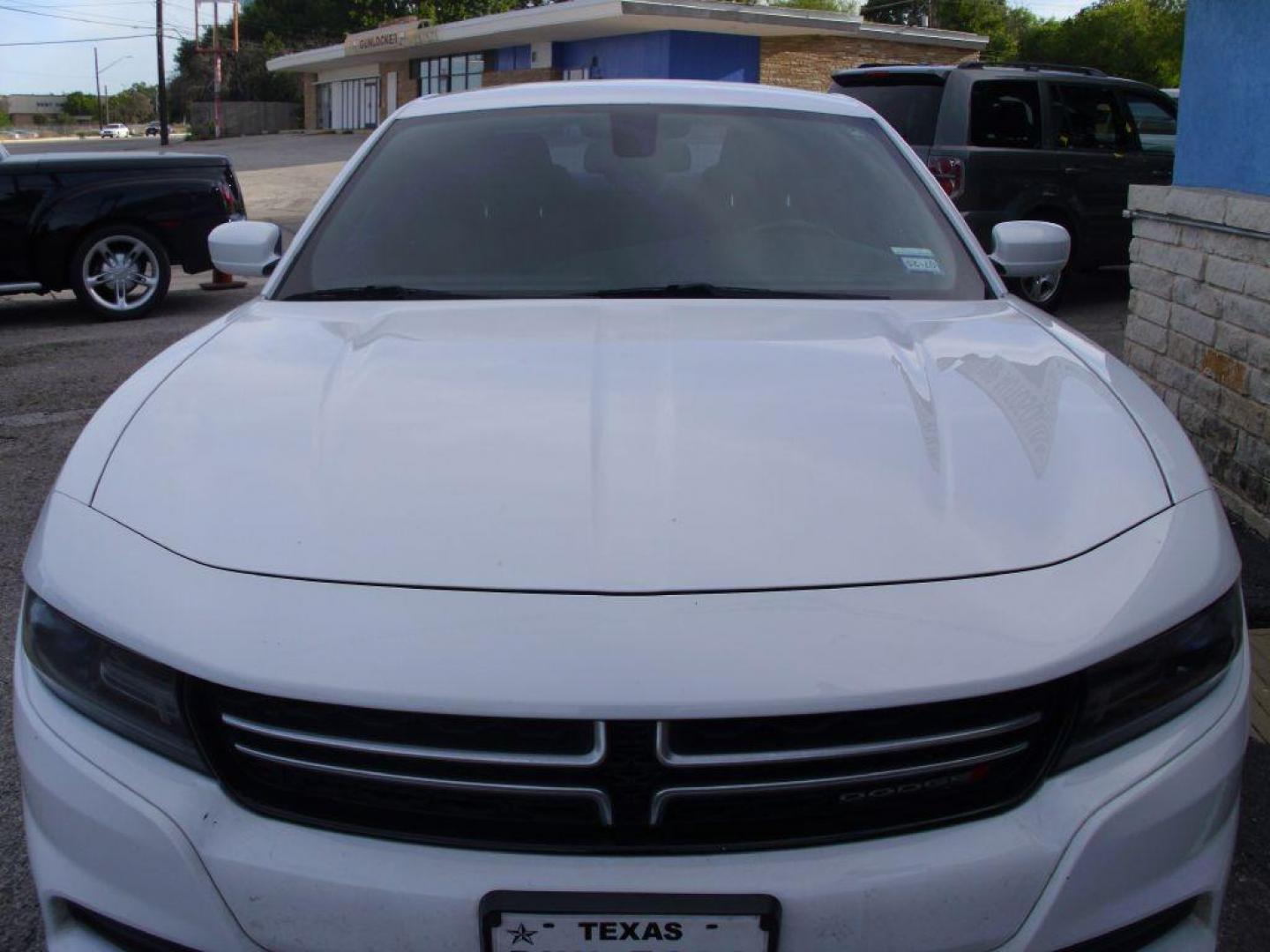 2016 WHITE DODGE CHARGER SE (2C3CDXBG9GH) with an 3.6L engine, Automatic transmission, located at 2215 Harry Wurzbach Rd , San Antonio, TX, 78209, (208) 269-7240, 29.491415, -98.432098 - Photo#4