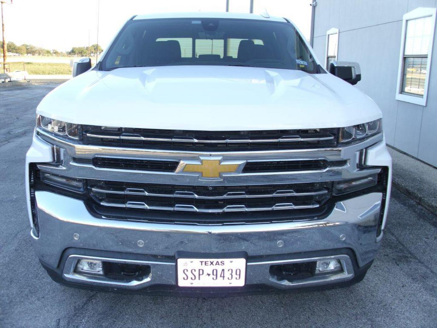 2020 WHITE CHEVROLET SILVERADO 1500 LTZ (3GCUYGED7LG) with an 5.3L engine, Automatic transmission, located at 2215 Harry Wurzbach Rd , San Antonio, TX, 78209, (208) 269-7240, 29.491415, -98.432098 - AMAZING TRUCK!! LTZ 4 WHEEL DRIVE! Air Conditioning; Leather Seats; Blind Spot Monitor; Front Seat Air Conditioned and Heaters; Heated Steering Wheel; Lane Departure Warning; Parking Sensors; Rear View Camera; Remote Start; Smart Key; Power Windows; Power Locks; Power Tail Gate, Power Steering; T - Photo#2