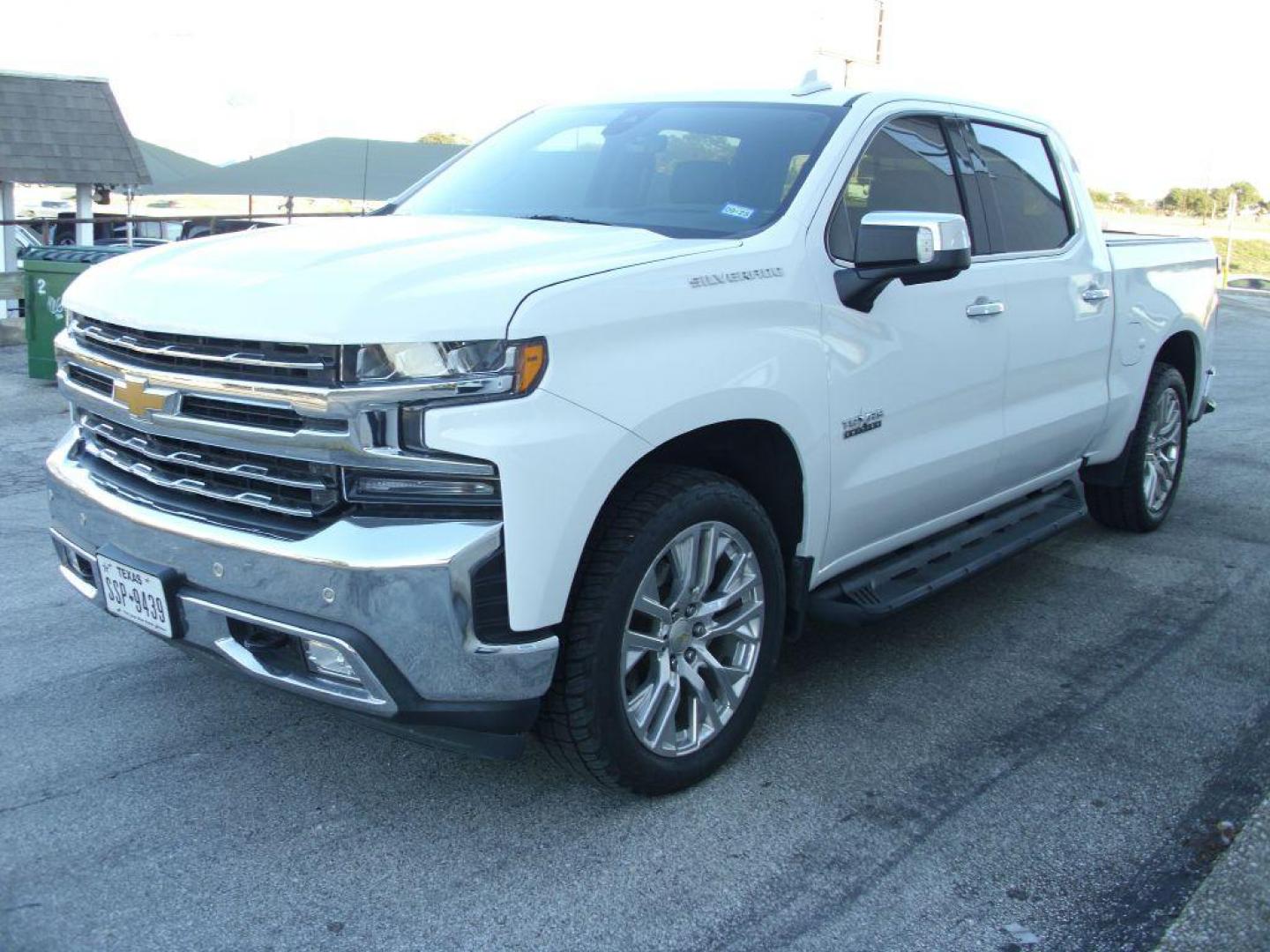 2020 WHITE CHEVROLET SILVERADO 1500 LTZ (3GCUYGED7LG) with an 5.3L engine, Automatic transmission, located at 2215 Harry Wurzbach Rd , San Antonio, TX, 78209, (208) 269-7240, 29.491415, -98.432098 - AMAZING TRUCK!! LTZ 4 WHEEL DRIVE! Air Conditioning; Leather Seats; Blind Spot Monitor; Front Seat Air Conditioned and Heaters; Heated Steering Wheel; Lane Departure Warning; Parking Sensors; Rear View Camera; Remote Start; Smart Key; Power Windows; Power Locks; Power Tail Gate, Power Steering; T - Photo#4