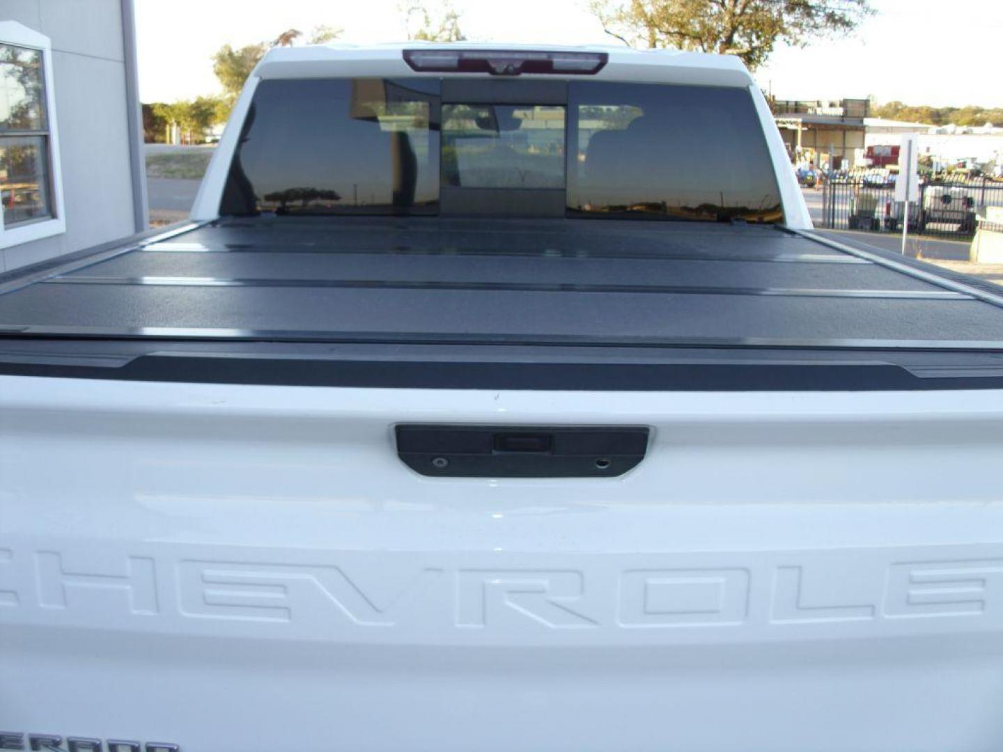 2020 WHITE CHEVROLET SILVERADO 1500 LTZ (3GCUYGED7LG) with an 5.3L engine, Automatic transmission, located at 2215 Harry Wurzbach Rd , San Antonio, TX, 78209, (208) 269-7240, 29.491415, -98.432098 - AMAZING TRUCK!! LTZ 4 WHEEL DRIVE! Air Conditioning; Leather Seats; Blind Spot Monitor; Front Seat Air Conditioned and Heaters; Heated Steering Wheel; Lane Departure Warning; Parking Sensors; Rear View Camera; Remote Start; Smart Key; Power Windows; Power Locks; Power Tail Gate, Power Steering; T - Photo#7