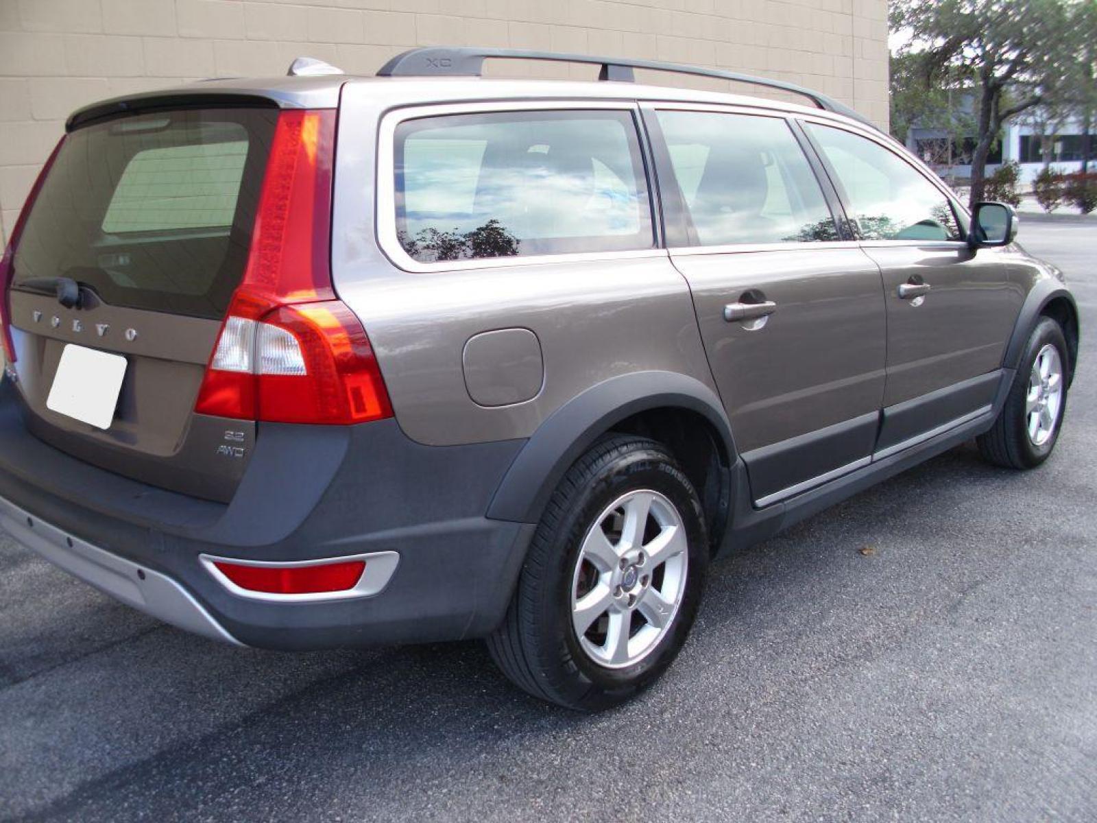 2010 GRAY VOLVO XC70 3.2 (YV4960BZ4A1) with an 3.2L engine, Automatic transmission, located at 12019 San Pedro Avenue, San Antonio, TX, 78216, (210) 494-5895, 29.550915, -98.491142 - AWD - VERY NICE - SUPER CLEAN - Bluetooth Technology; Cruise Control; Front Seat Heaters; Leather Seats; Sunroof; Air Conditioning; Power Windows; Power Locks; Power Steering; Tilt Wheel; AM/FM CD/MP3; Satellite; Immobilizer; Keyless Entry; Alarm; Daytime Running Lights; Dual Front Airbags; Side Ai - Photo #3