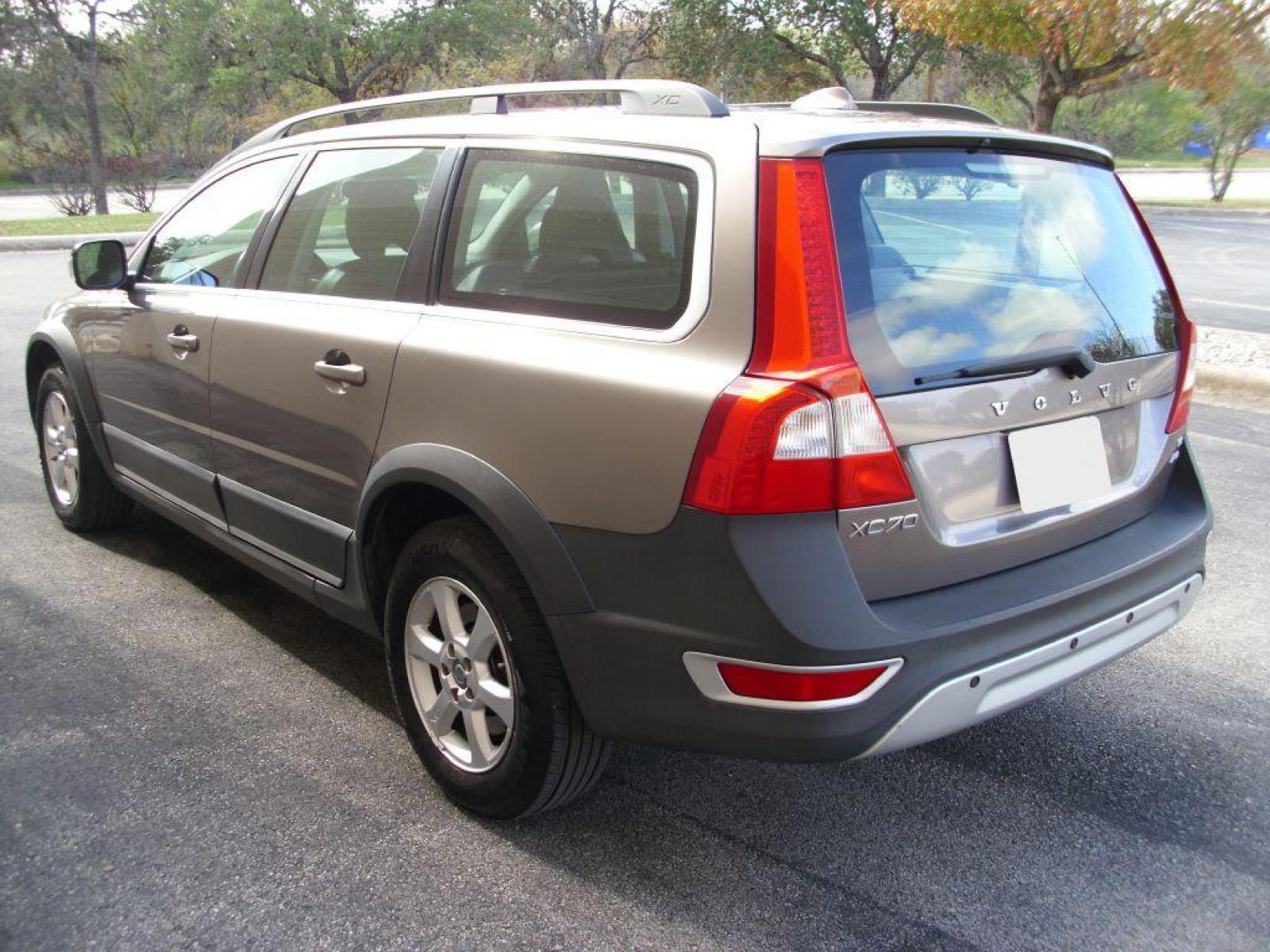 2010 GRAY VOLVO XC70 3.2 (YV4960BZ4A1) with an 3.2L engine, Automatic transmission, located at 12019 San Pedro Avenue, San Antonio, TX, 78216, (210) 494-5895, 29.550915, -98.491142 - AWD - VERY NICE - SUPER CLEAN - Bluetooth Technology; Cruise Control; Front Seat Heaters; Leather Seats; Sunroof; Air Conditioning; Power Windows; Power Locks; Power Steering; Tilt Wheel; AM/FM CD/MP3; Satellite; Immobilizer; Keyless Entry; Alarm; Daytime Running Lights; Dual Front Airbags; Side Ai - Photo #4