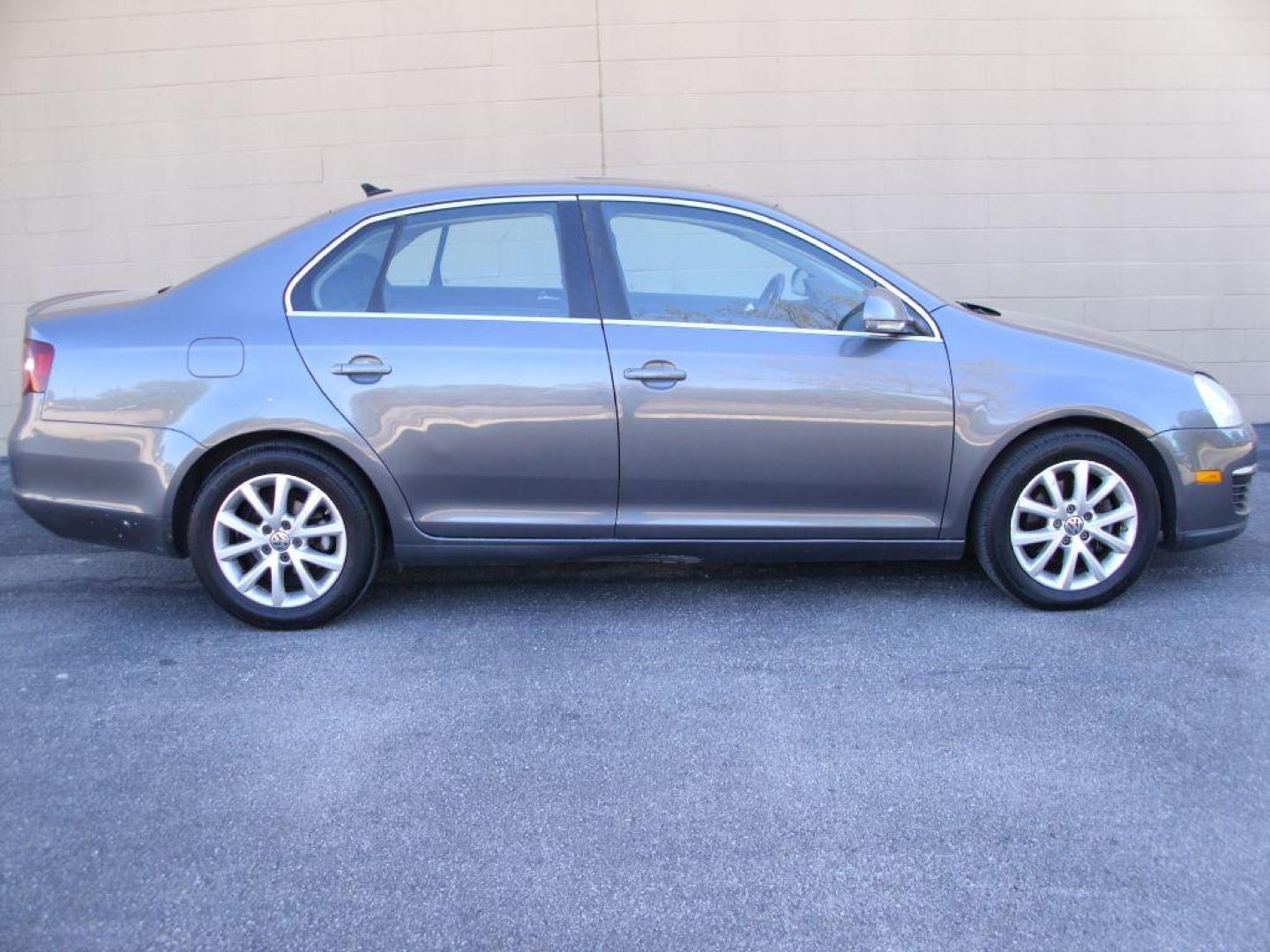 2010 GRAY VOLKSWAGEN JETTA SE (3VWRX7AJ4AM) with an 2.5L engine, Automatic transmission, located at 12019 San Pedro Avenue, San Antonio, TX, 78216, (210) 494-5895, 29.550915, -98.491142 - Photo#0