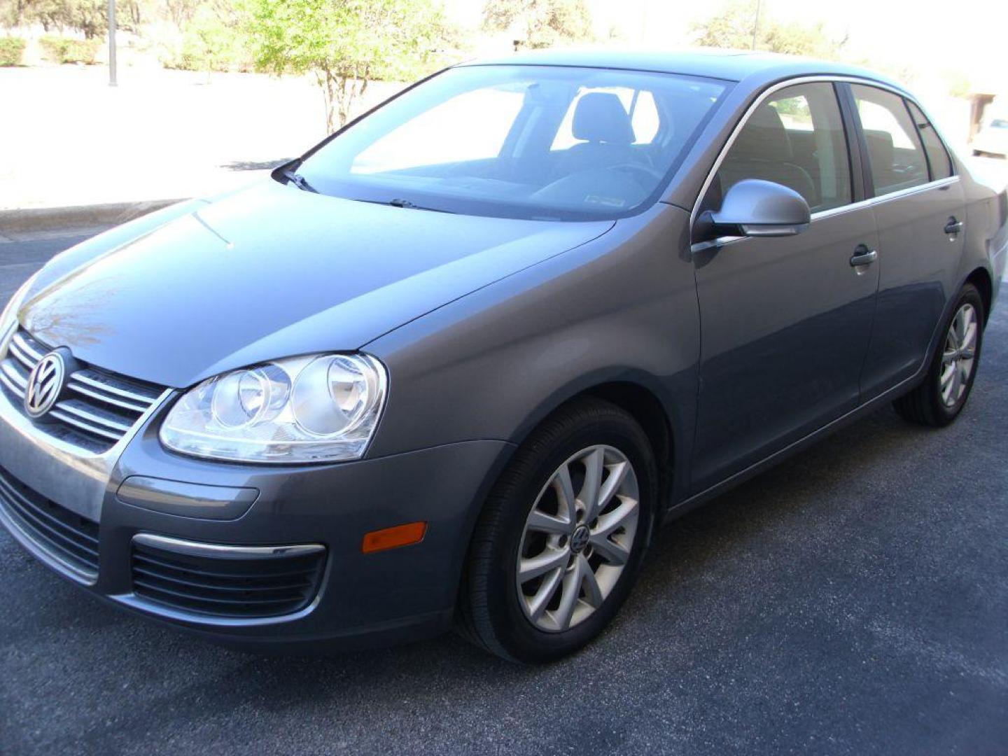 2010 GRAY VOLKSWAGEN JETTA SE (3VWRX7AJ4AM) with an 2.5L engine, Automatic transmission, located at 12019 San Pedro Avenue, San Antonio, TX, 78216, (210) 494-5895, 29.550915, -98.491142 - Photo#1