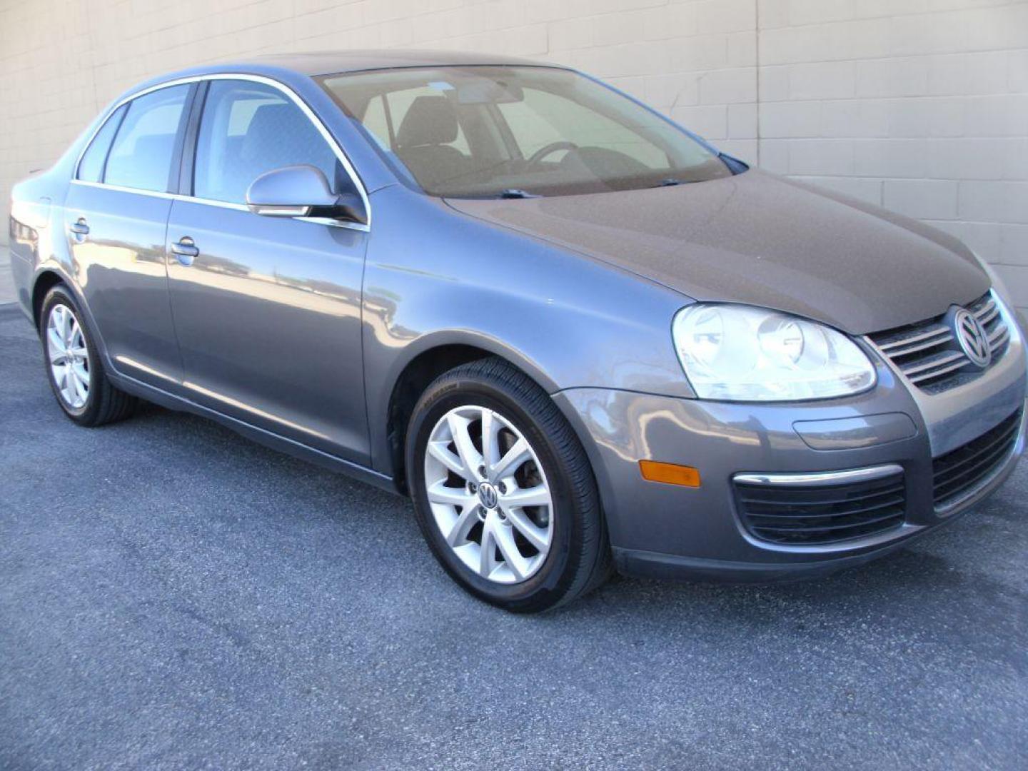 2010 GRAY VOLKSWAGEN JETTA SE (3VWRX7AJ4AM) with an 2.5L engine, Automatic transmission, located at 12019 San Pedro Avenue, San Antonio, TX, 78216, (210) 494-5895, 29.550915, -98.491142 - Photo#2