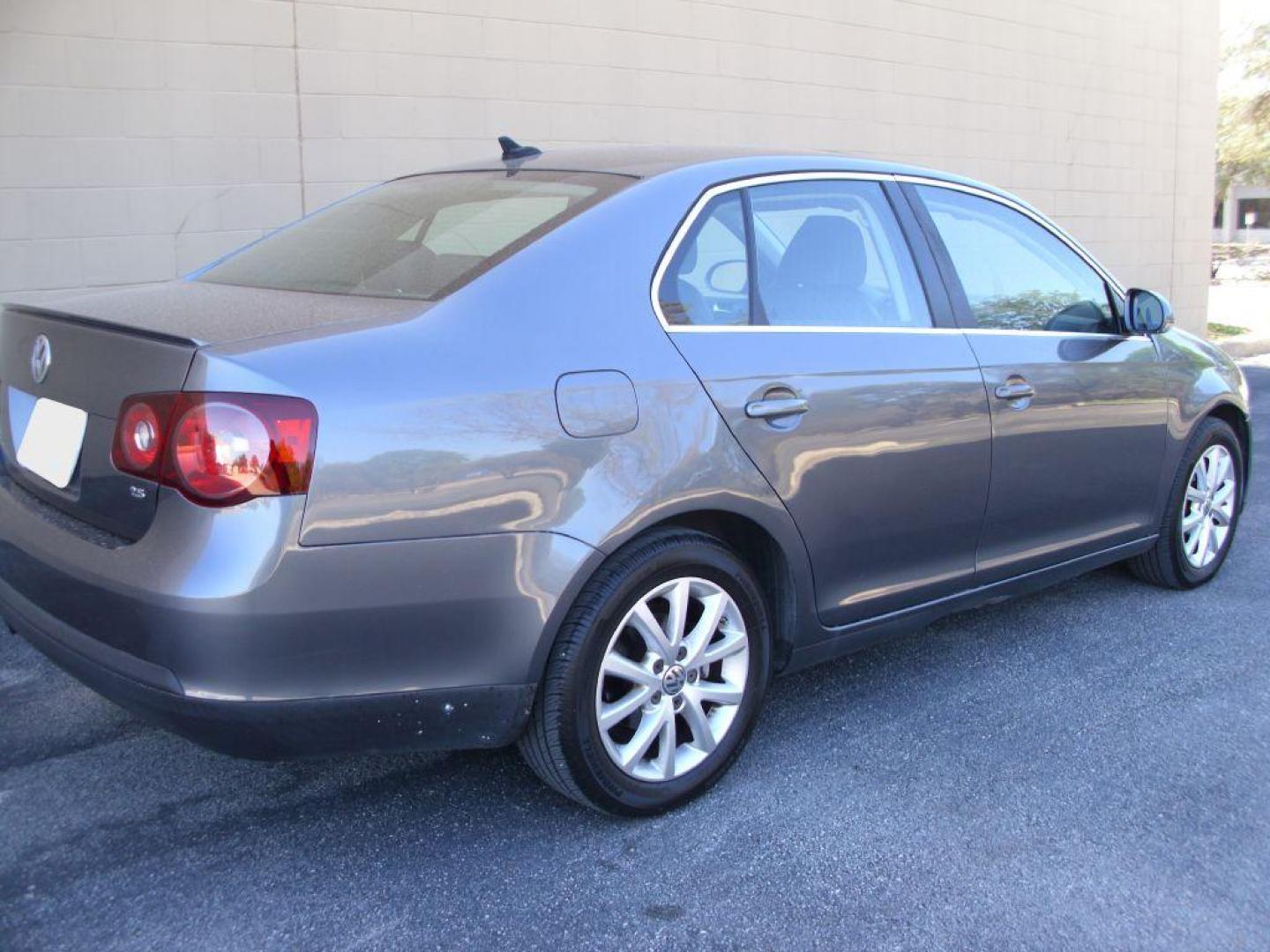 2010 GRAY VOLKSWAGEN JETTA SE (3VWRX7AJ4AM) with an 2.5L engine, Automatic transmission, located at 12019 San Pedro Avenue, San Antonio, TX, 78216, (210) 494-5895, 29.550915, -98.491142 - Photo#3