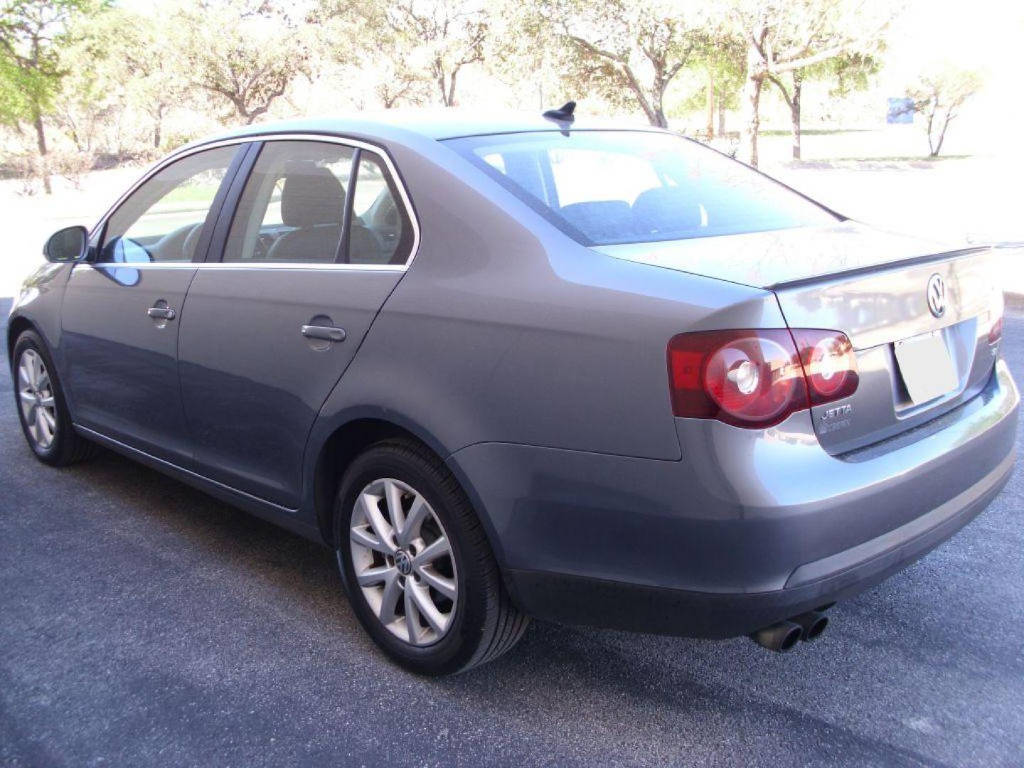 2010 GRAY VOLKSWAGEN JETTA SE (3VWRX7AJ4AM) with an 2.5L engine, Automatic transmission, located at 12019 San Pedro Avenue, San Antonio, TX, 78216, (210) 494-5895, 29.550915, -98.491142 - Photo#4