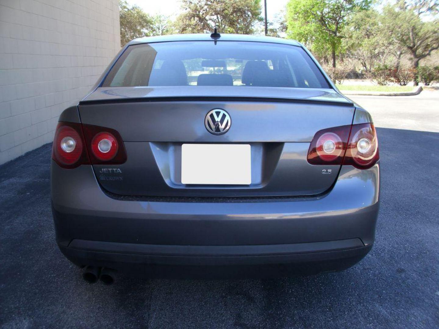 2010 GRAY VOLKSWAGEN JETTA SE (3VWRX7AJ4AM) with an 2.5L engine, Automatic transmission, located at 12019 San Pedro Avenue, San Antonio, TX, 78216, (210) 494-5895, 29.550915, -98.491142 - Photo#6