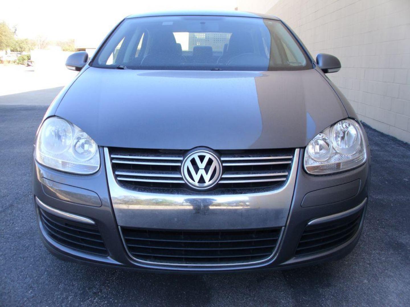 2010 GRAY VOLKSWAGEN JETTA SE (3VWRX7AJ4AM) with an 2.5L engine, Automatic transmission, located at 12019 San Pedro Avenue, San Antonio, TX, 78216, (210) 494-5895, 29.550915, -98.491142 - Photo#5