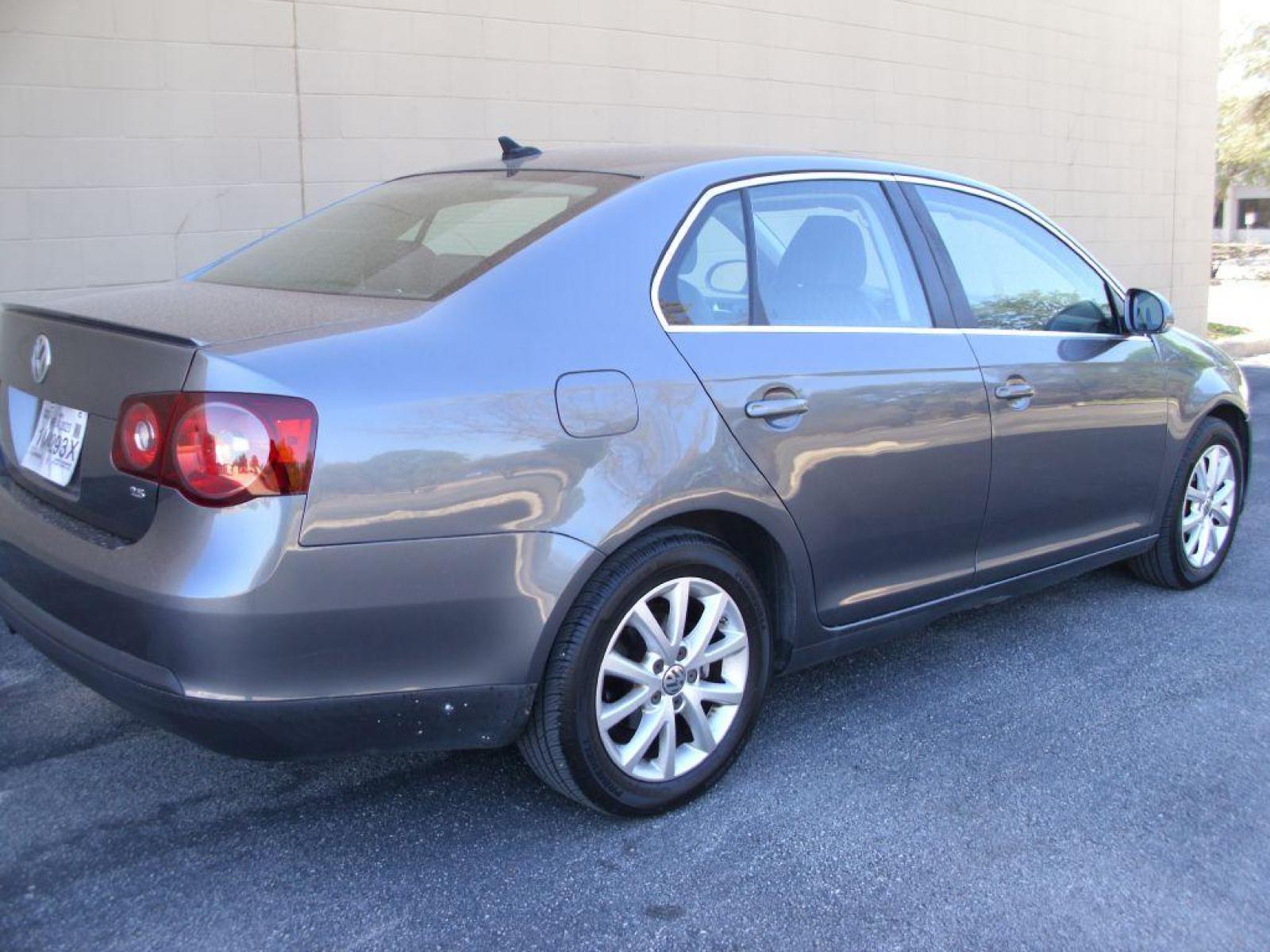 2010 GRAY VOLKSWAGEN JETTA SE (3VWRX7AJ4AM) with an 2.5L engine, Automatic transmission, located at 12019 San Pedro Avenue, San Antonio, TX, 78216, (210) 494-5895, 29.551861, -98.487602 - Cruise Control; Front Seat Heaters; Leather Seats; Rear Spoiler; Air Conditioning; Power Windows; Power Locks; Power; Mirrors; Power Steering; Tilt Wheel; AM/FM CD/MP3; Satellite; AM/FM CD/DVD; Immobilizer; Keyless Entry; Alarm; Daytime Running Lights; Dual Air Bags Front Head and Sides; Active Belt - Photo #4