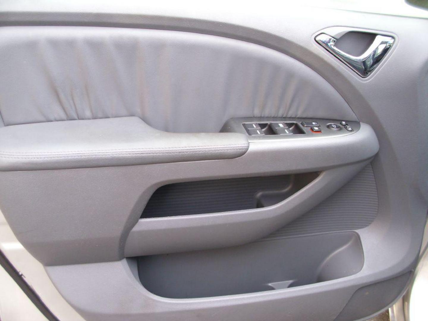 2006 SILVER HONDA ODYSSEY EXL (5FNRL38696B) with an 3.5L engine, Automatic transmission, located at 12019 San Pedro Avenue, San Antonio, TX, 78216, (208) 269-7240, 29.550915, -98.491142 - We provide financing options through various third-party Credit Unions and Auto Finance Companies, including RBFCU, USAA, SSFCU, Pen Fed, Navy Fed, Credit Human Credit Union of Texas, and most other credit unions. We also work with major banks such as Capital One and Broadway Bank. Payment methods a - Photo#9