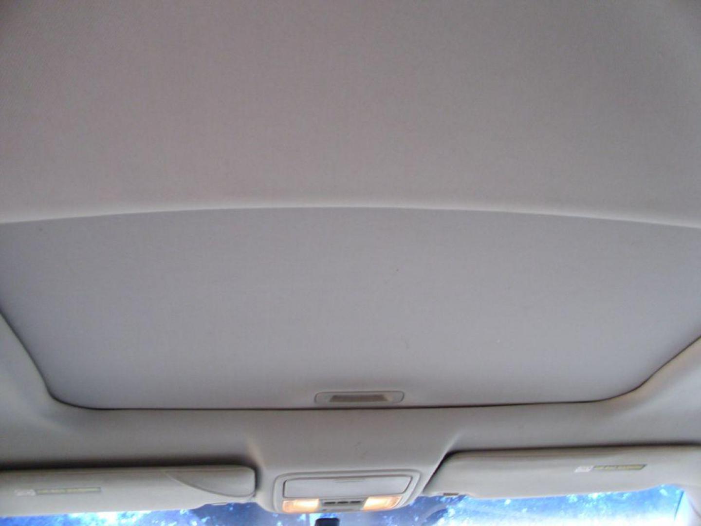 2006 SILVER HONDA ODYSSEY EXL (5FNRL38696B) with an 3.5L engine, Automatic transmission, located at 12019 San Pedro Avenue, San Antonio, TX, 78216, (208) 269-7240, 29.550915, -98.491142 - We provide financing options through various third-party Credit Unions and Auto Finance Companies, including RBFCU, USAA, SSFCU, Pen Fed, Navy Fed, Credit Human Credit Union of Texas, and most other credit unions. We also work with major banks such as Capital One and Broadway Bank. Payment methods a - Photo#17