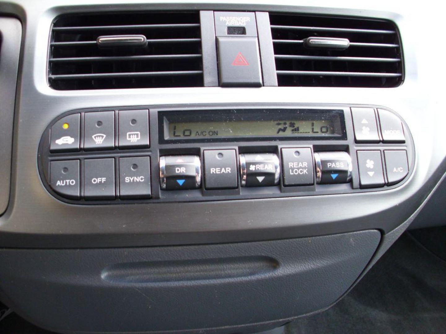 2006 SILVER HONDA ODYSSEY EXL (5FNRL38696B) with an 3.5L engine, Automatic transmission, located at 12019 San Pedro Avenue, San Antonio, TX, 78216, (208) 269-7240, 29.550915, -98.491142 - We provide financing options through various third-party Credit Unions and Auto Finance Companies, including RBFCU, USAA, SSFCU, Pen Fed, Navy Fed, Credit Human Credit Union of Texas, and most other credit unions. We also work with major banks such as Capital One and Broadway Bank. Payment methods a - Photo#28