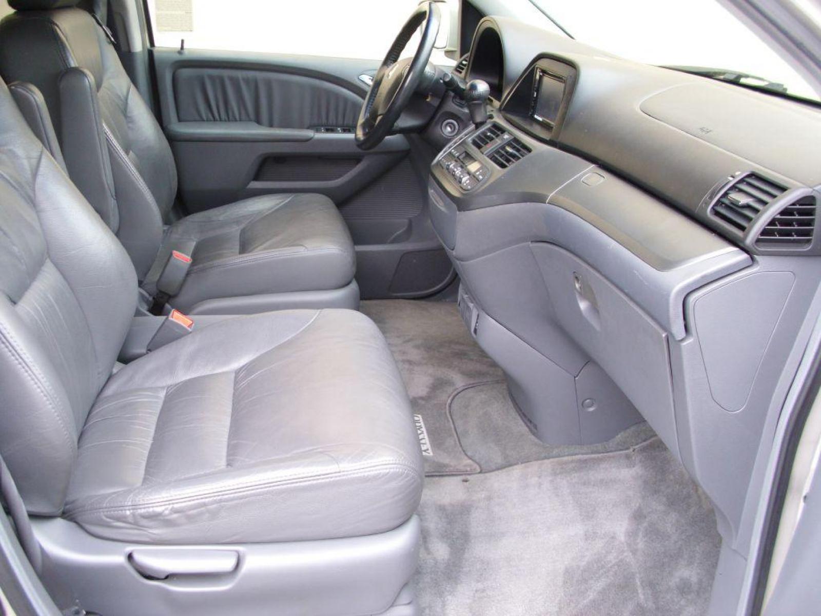 2006 SILVER HONDA ODYSSEY EXL (5FNRL38696B) with an 3.5L engine, Automatic transmission, located at 12019 San Pedro Avenue, San Antonio, TX, 78216, (210) 494-5895, 29.551861, -98.487602 - Cruise Control; Fold-Away Third Row; Leather Seats; Front Seat Heaters; Power Seats; Power Sliding Doors; 7 Passenger; Quad Seats; Sunroof; Air Conditioning; Power Windows; Power Locks; Power Steering; Tilt Wheel; AM/FM CD; Satellite; Immobilizer; Dual Air Bags Front and Sides; Active Belts; Crew Ca - Photo #10