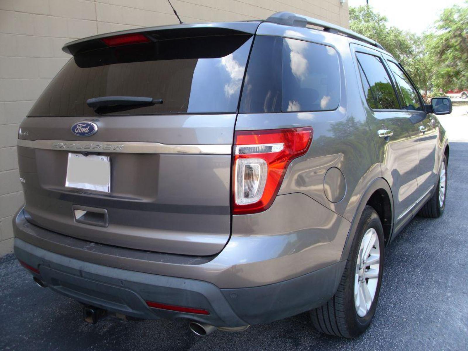 2012 GRAY FORD EXPLORER XLT (1FMHK7D87CG) with an 3.5L engine, Automatic transmission, located at 12019 San Pedro Avenue, San Antonio, TX, 78216, (210) 494-5895, 29.550915, -98.491142 - VERY NICE - VERY CLEAN - Air Conditioning; Power Windows; Power Locks; Power Steering; Tilt Wheel; AM/FM CD/MP3; Satellite; AM/FM CD/DVD; Sentry Key; Keyless Entry; Alarm; Available; Dual Front Airbags; Side Airbags; Head Airbags; Rear Head Airbags; Active Seatbelts; All Wheel ABS - Photo #4