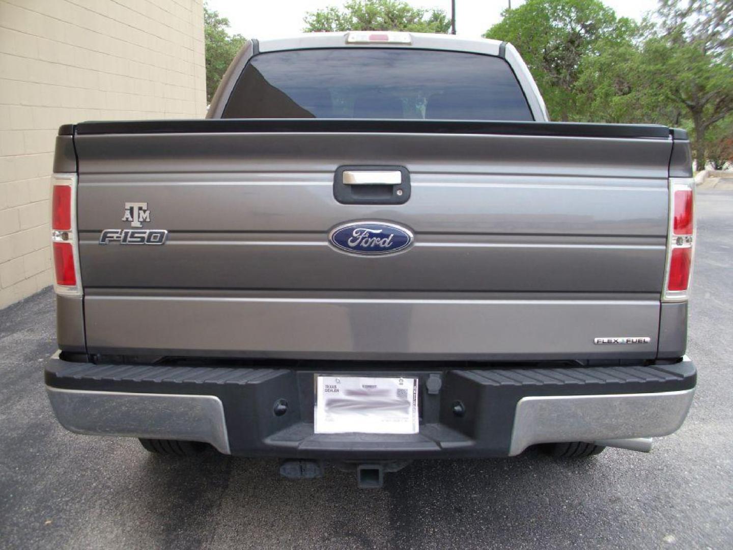 2012 GRAY FORD F150 XLT (1FTFW1CF5CK) with an 5.0L engine, Automatic transmission, located at 12019 San Pedro Avenue, San Antonio, TX, 78216, (210) 494-5895, 29.550915, -98.491142 - ALL POWER - VERY CLEAN - WELL MAINTAINED - Air Conditioning; Power Windows; Power Locks; Power Steering; Tilt Wheel; AM/FM; AM/FM CD/MP3; Satellite; Sentry Key; Dual Front Airbags; Side Airbags; Head Airbags; Rear Head Airbags; Active Seatbelts; Crew Cab; Regular Bed; All Wheel ABS; 1/2 Ton; Bed Li - Photo#4