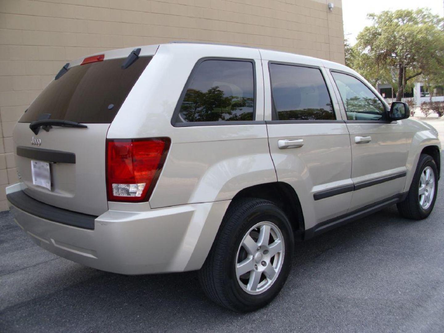 2008 GOLD JEEP GRAND CHEROKEE LAREDO (1J8GR48K78C) with an 3.7L engine, Automatic transmission, located at 12019 San Pedro Avenue, San Antonio, TX, 78216, (210) 494-5895, 29.550915, -98.491142 - Photo#4