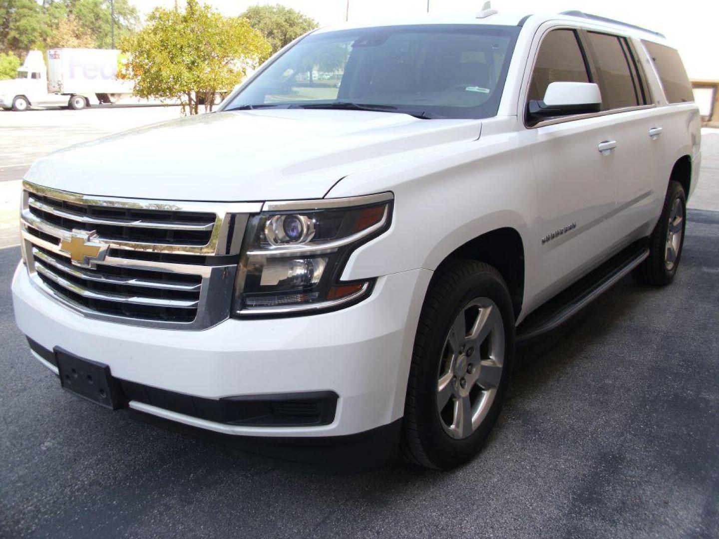 2017 WHITE CHEVROLET SUBURBAN 1500 LT (1GNSCHKC6HR) with an 5.3L engine, Automatic transmission, located at 12019 San Pedro Avenue, San Antonio, TX, 78216, (210) 494-5895, 29.550915, -98.491142 - Photo#1