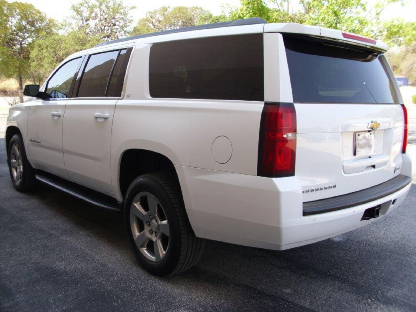 2017 WHITE CHEVROLET SUBURBAN 1500 LT (1GNSCHKC6HR) with an 5.3L engine, Automatic transmission, located at 12019 San Pedro Avenue, San Antonio, TX, 78216, (210) 494-5895, 29.550915, -98.491142 - Photo#5