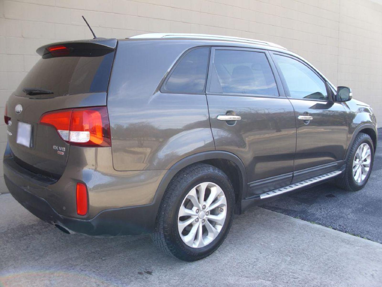 2014 GRAY KIA SORENTO EX (5XYKU4A75EG) with an 3.3L engine, Automatic transmission, located at 12019 San Pedro Avenue, San Antonio, TX, 78216, (210) 494-5895, 29.550915, -98.491142 - Air Conditioning; Power Windows; Power Locks; Power Steering; Tilt Wheel; AM/FM CD; Immobilizer; Keyless Entry; Daytime Running Lights; Dual Front Airbags; Side Airbags; Head Airbags; Rear Head Airbags; Active Seatbelts; All Wheel ABS; Navigation System; Back Up Camera; Infinity Sound System; Heated - Photo #1