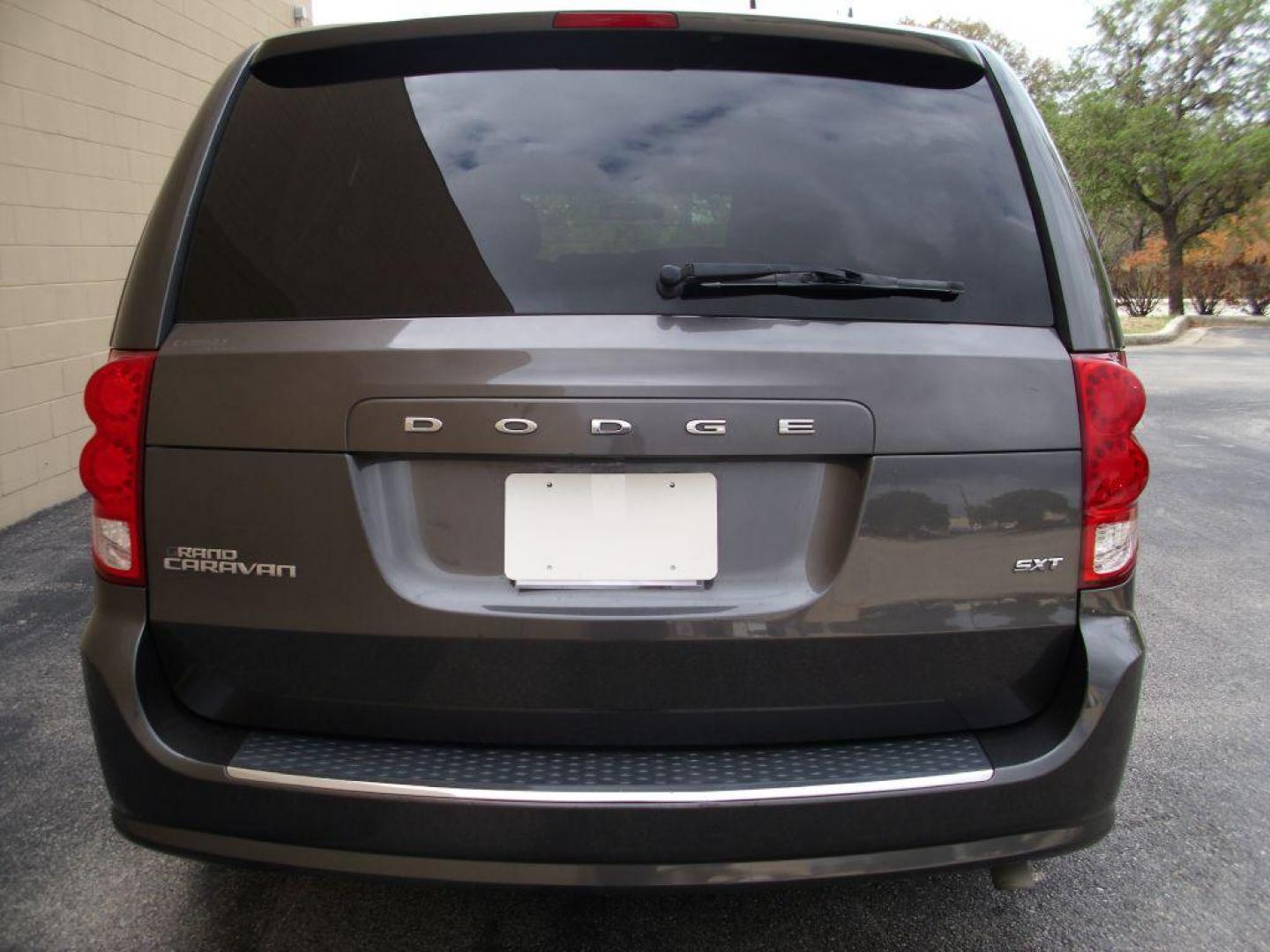 2016 GRAY DODGE GRAND CARAVAN SXT SXT (2C4RDGCG3GR) with an 3.6L engine, Automatic transmission, located at 12019 San Pedro Avenue, San Antonio, TX, 78216, (210) 494-5895, 29.550915, -98.491142 - Photo#4