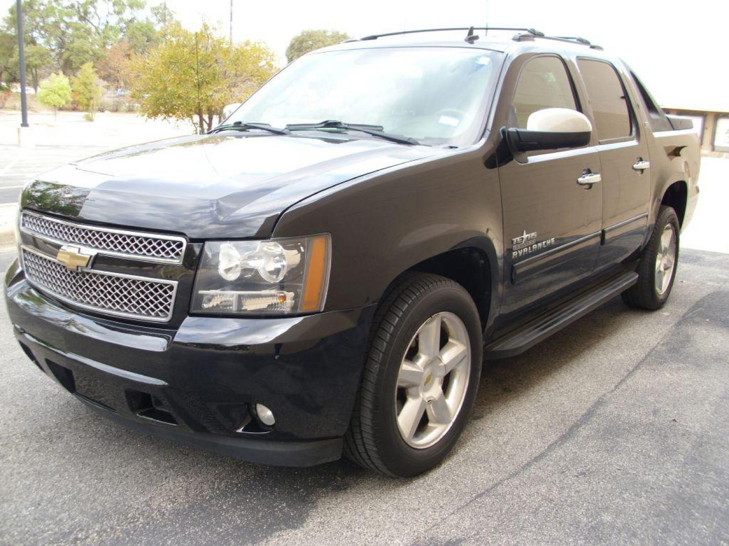 2011 BLACK CHEVROLET AVALANCHE LT (3GNMCFE08BG) with an 5.3L engine, Automatic transmission, located at 12019 San Pedro Avenue, San Antonio, TX, 78216, (210) 494-5895, 29.550915, -98.491142 - Photo#1