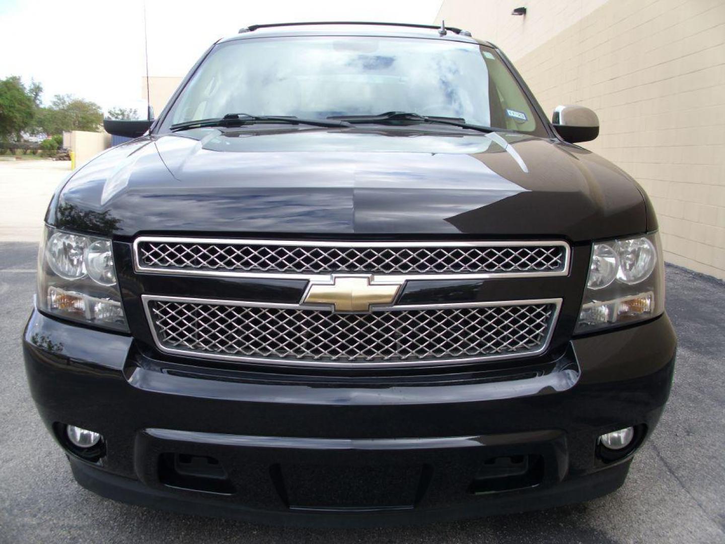 2011 BLACK CHEVROLET AVALANCHE LT (3GNMCFE08BG) with an 5.3L engine, Automatic transmission, located at 12019 San Pedro Avenue, San Antonio, TX, 78216, (210) 494-5895, 29.550915, -98.491142 - Photo#2