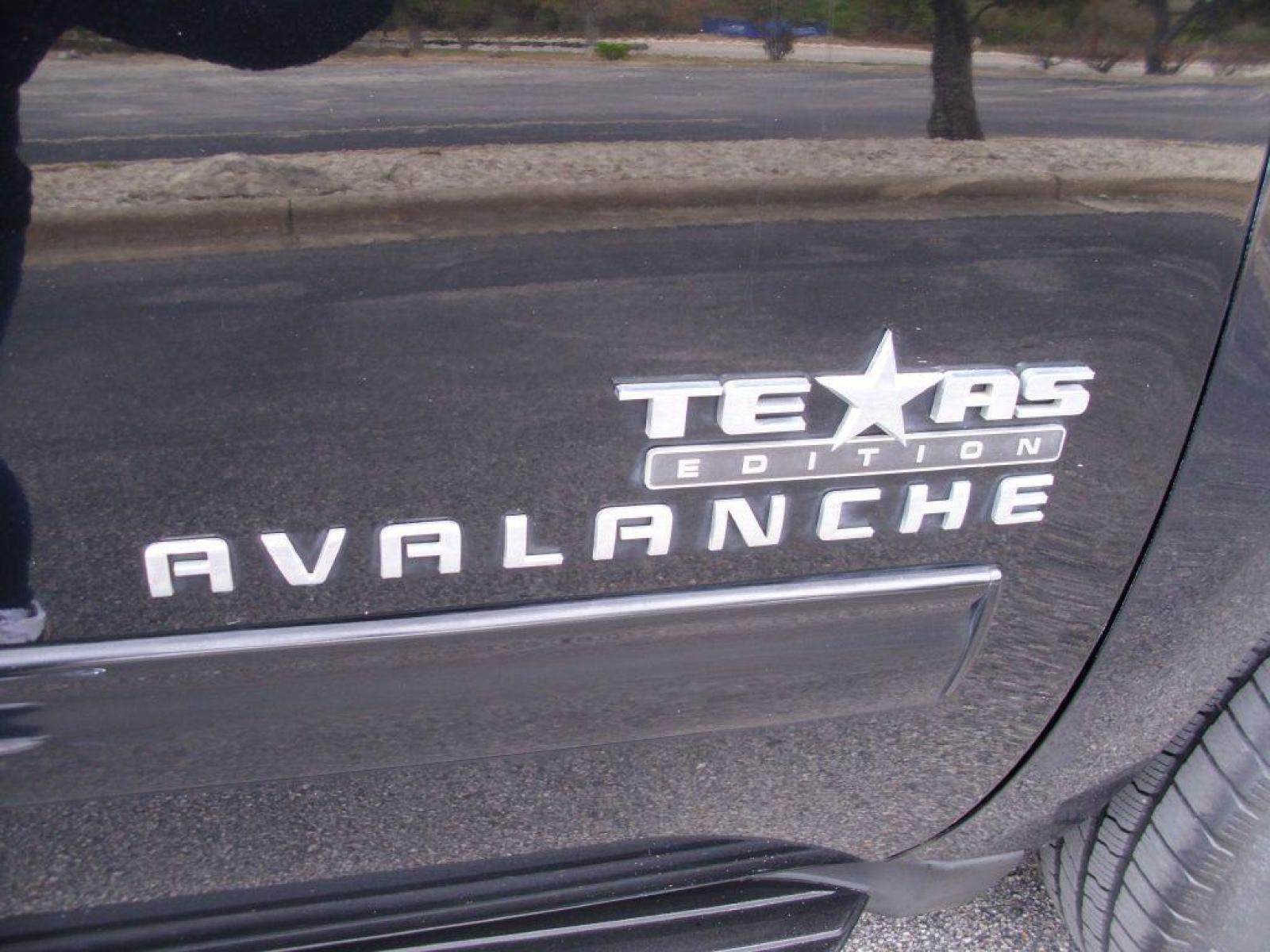 2011 BLACK CHEVROLET AVALANCHE LT (3GNMCFE08BG) with an 5.3L engine, Automatic transmission, located at 12019 San Pedro Avenue, San Antonio, TX, 78216, (210) 494-5895, 29.550915, -98.491142 - Photo #3