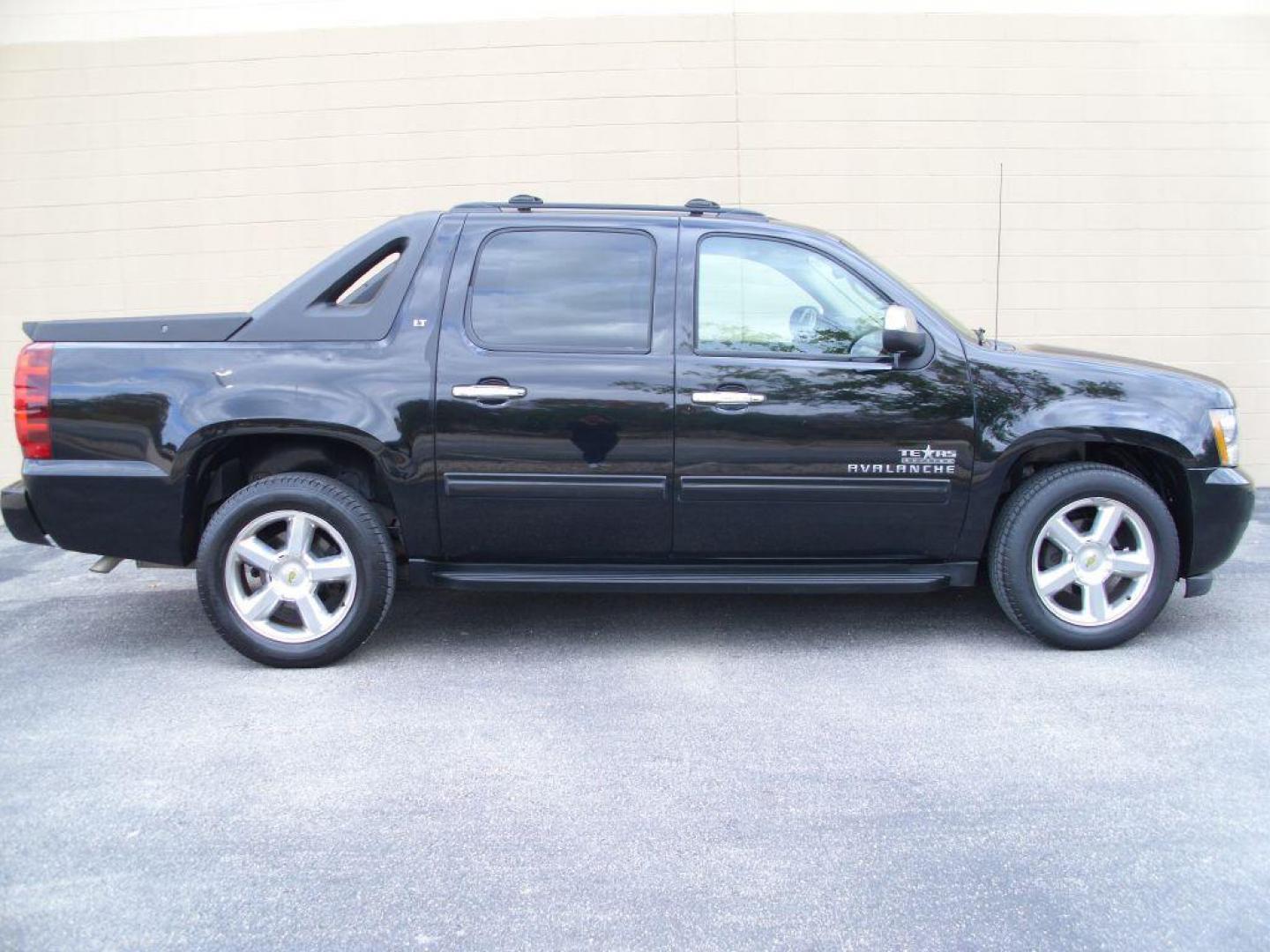 2011 BLACK CHEVROLET AVALANCHE LT (3GNMCFE08BG) with an 5.3L engine, Automatic transmission, located at 12019 San Pedro Avenue, San Antonio, TX, 78216, (210) 494-5895, 29.550915, -98.491142 - Photo#4