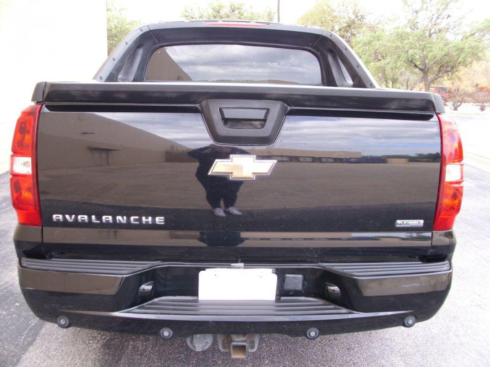 2011 BLACK CHEVROLET AVALANCHE LT (3GNMCFE08BG) with an 5.3L engine, Automatic transmission, located at 12019 San Pedro Avenue, San Antonio, TX, 78216, (210) 494-5895, 29.550915, -98.491142 - Photo #5