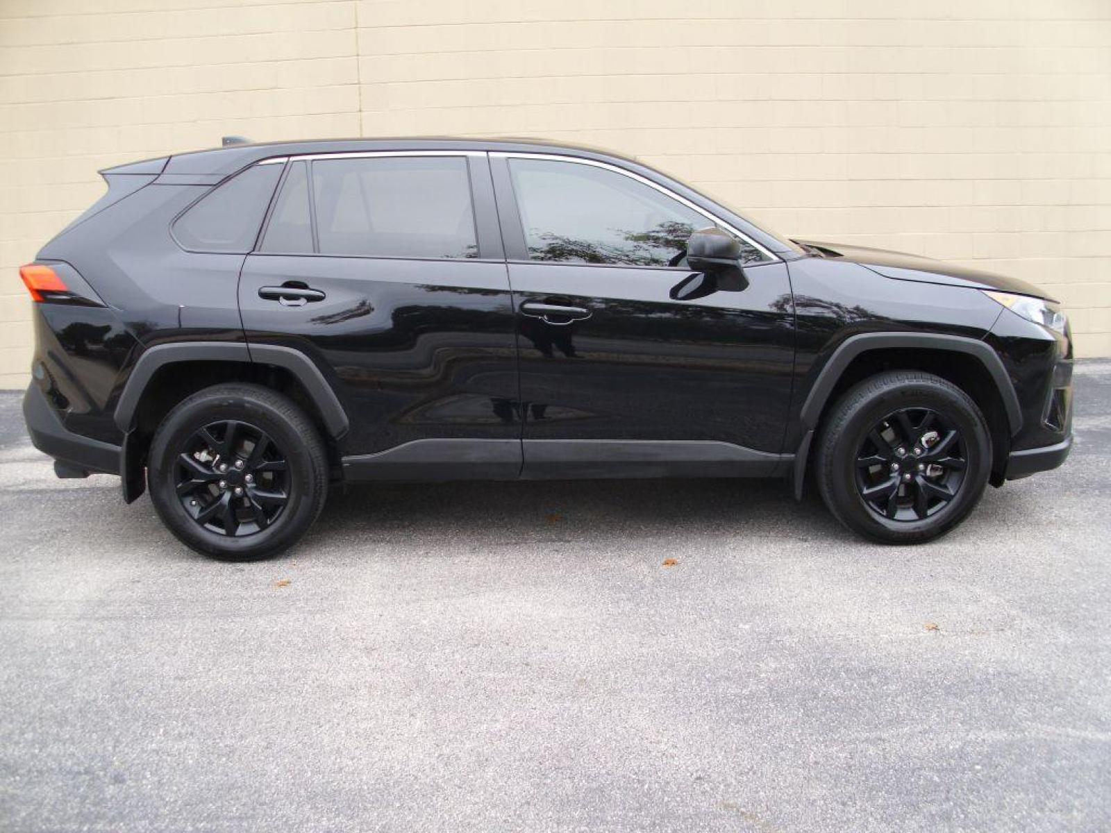 2022 BLACK TOYOTA RAV4 LE (2T3H1RFV6NW) with an 2.5L engine, Automatic transmission, located at 12019 San Pedro Avenue, San Antonio, TX, 78216, (210) 494-5895, 29.550915, -98.491142 - ONE OWNER - IMMACULATE - AMAZING - ONE OWNER - LOW MILES - IMMACULATE Tilt Wheel; Immobilizer; Keyless Entry; Alarm; Daytime Running Lights; Dual Front Airbags; Side Airbags; Head Airbags; Rear Head Airbags; Active Seatbelts; All Wheel ABS; Backup Camera; Parking Assist We offer financing thru Ca - Photo #0