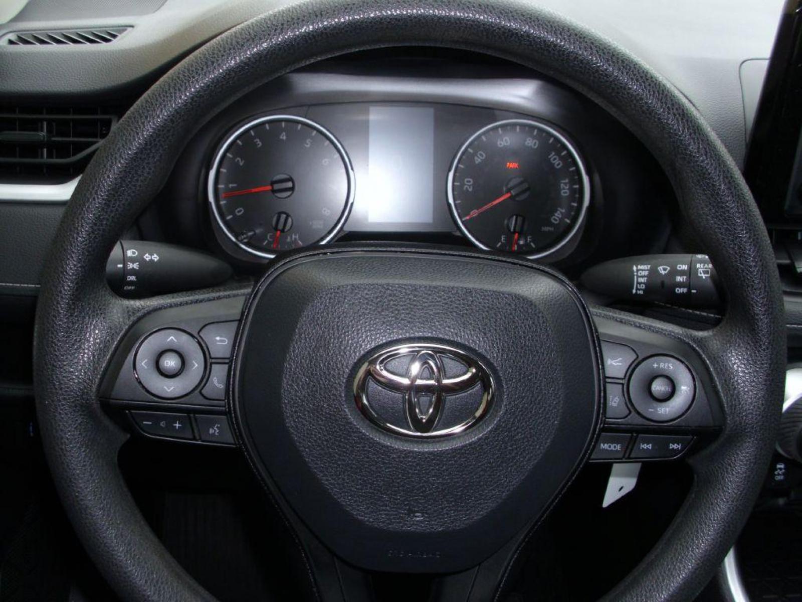 2022 BLACK TOYOTA RAV4 LE (2T3H1RFV6NW) with an 2.5L engine, Automatic transmission, located at 12019 San Pedro Avenue, San Antonio, TX, 78216, (210) 494-5895, 29.550915, -98.491142 - ONE OWNER - IMMACULATE - AMAZING - ONE OWNER - LOW MILES - IMMACULATE Tilt Wheel; Immobilizer; Keyless Entry; Alarm; Daytime Running Lights; Dual Front Airbags; Side Airbags; Head Airbags; Rear Head Airbags; Active Seatbelts; All Wheel ABS; Backup Camera; Parking Assist We offer financing thru Ca - Photo #18