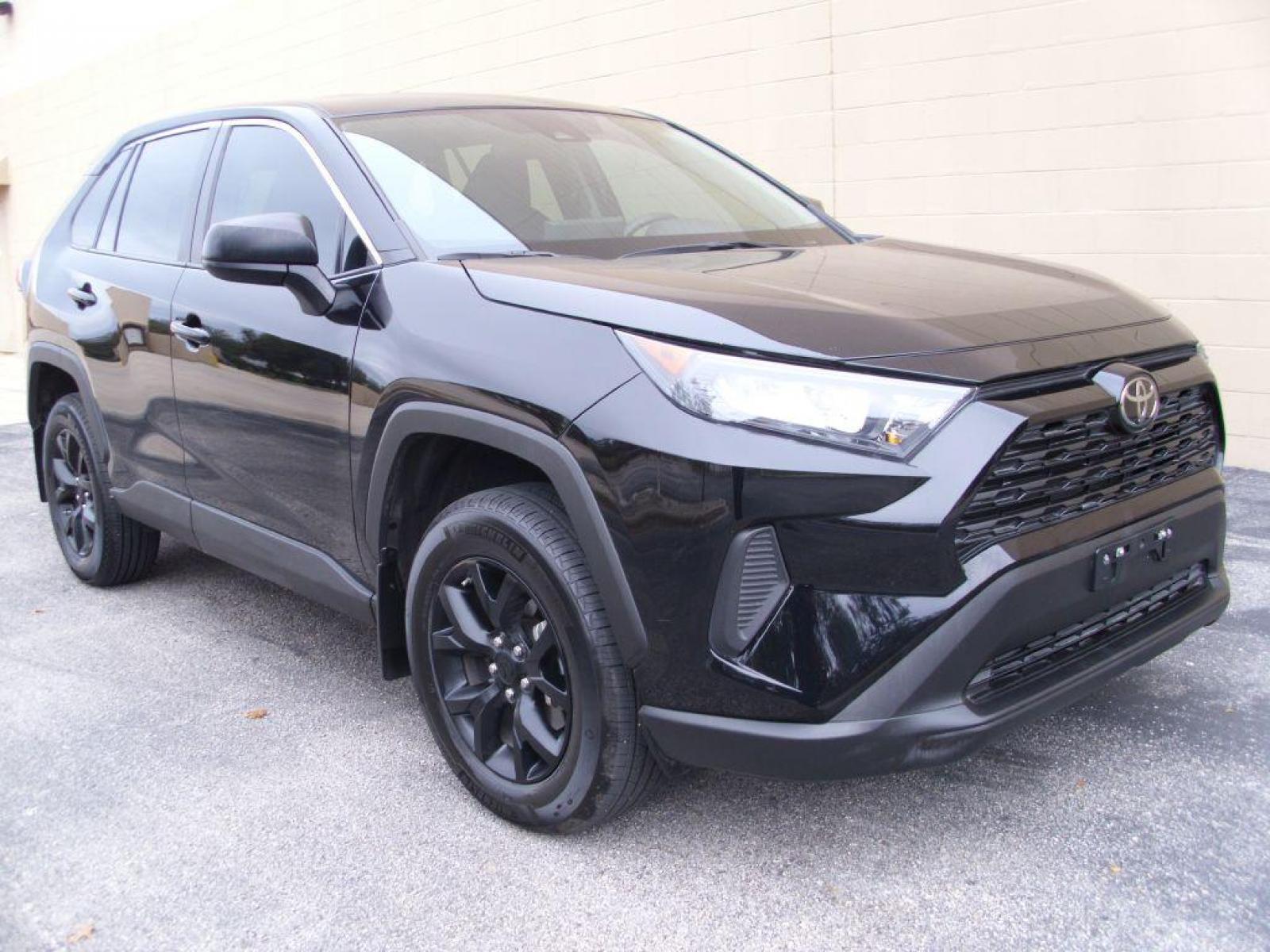 2022 BLACK TOYOTA RAV4 LE (2T3H1RFV6NW) with an 2.5L engine, Automatic transmission, located at 12019 San Pedro Avenue, San Antonio, TX, 78216, (210) 494-5895, 29.550915, -98.491142 - ONE OWNER - IMMACULATE - AMAZING - ONE OWNER - LOW MILES - IMMACULATE Tilt Wheel; Immobilizer; Keyless Entry; Alarm; Daytime Running Lights; Dual Front Airbags; Side Airbags; Head Airbags; Rear Head Airbags; Active Seatbelts; All Wheel ABS; Backup Camera; Parking Assist We offer financing thru Ca - Photo #1