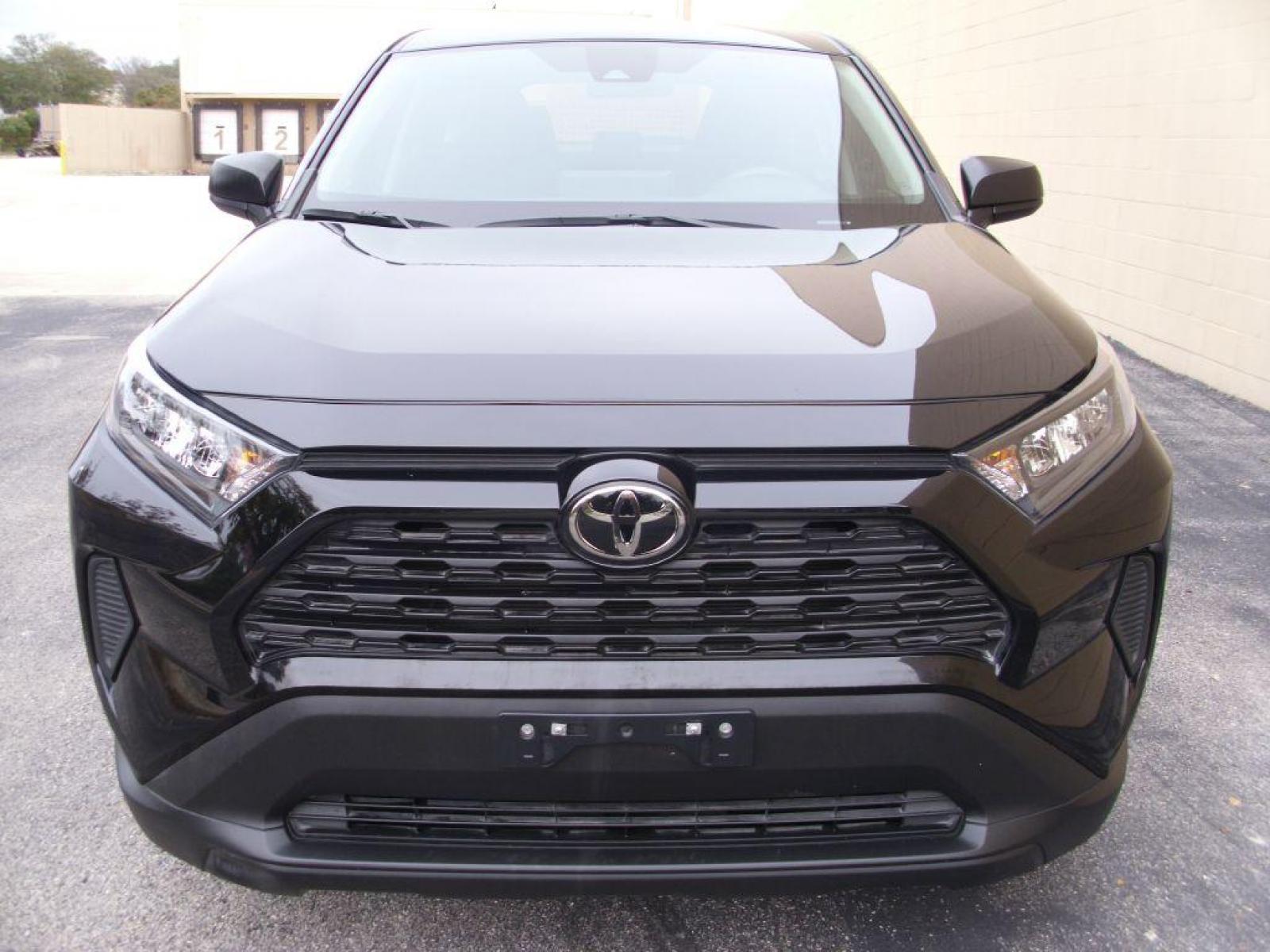 2022 BLACK TOYOTA RAV4 LE (2T3H1RFV6NW) with an 2.5L engine, Automatic transmission, located at 12019 San Pedro Avenue, San Antonio, TX, 78216, (210) 494-5895, 29.550915, -98.491142 - ONE OWNER - IMMACULATE - AMAZING - ONE OWNER - LOW MILES - IMMACULATE Tilt Wheel; Immobilizer; Keyless Entry; Alarm; Daytime Running Lights; Dual Front Airbags; Side Airbags; Head Airbags; Rear Head Airbags; Active Seatbelts; All Wheel ABS; Backup Camera; Parking Assist We offer financing thru Ca - Photo #3