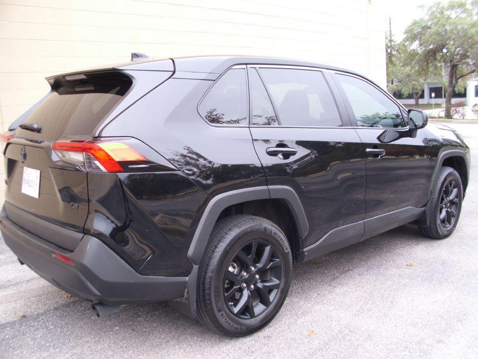 2022 BLACK TOYOTA RAV4 LE (2T3H1RFV6NW) with an 2.5L engine, Automatic transmission, located at 12019 San Pedro Avenue, San Antonio, TX, 78216, (210) 494-5895, 29.550915, -98.491142 - ONE OWNER - IMMACULATE - AMAZING - ONE OWNER - LOW MILES - IMMACULATE Tilt Wheel; Immobilizer; Keyless Entry; Alarm; Daytime Running Lights; Dual Front Airbags; Side Airbags; Head Airbags; Rear Head Airbags; Active Seatbelts; All Wheel ABS; Backup Camera; Parking Assist We offer financing thru Ca - Photo #4