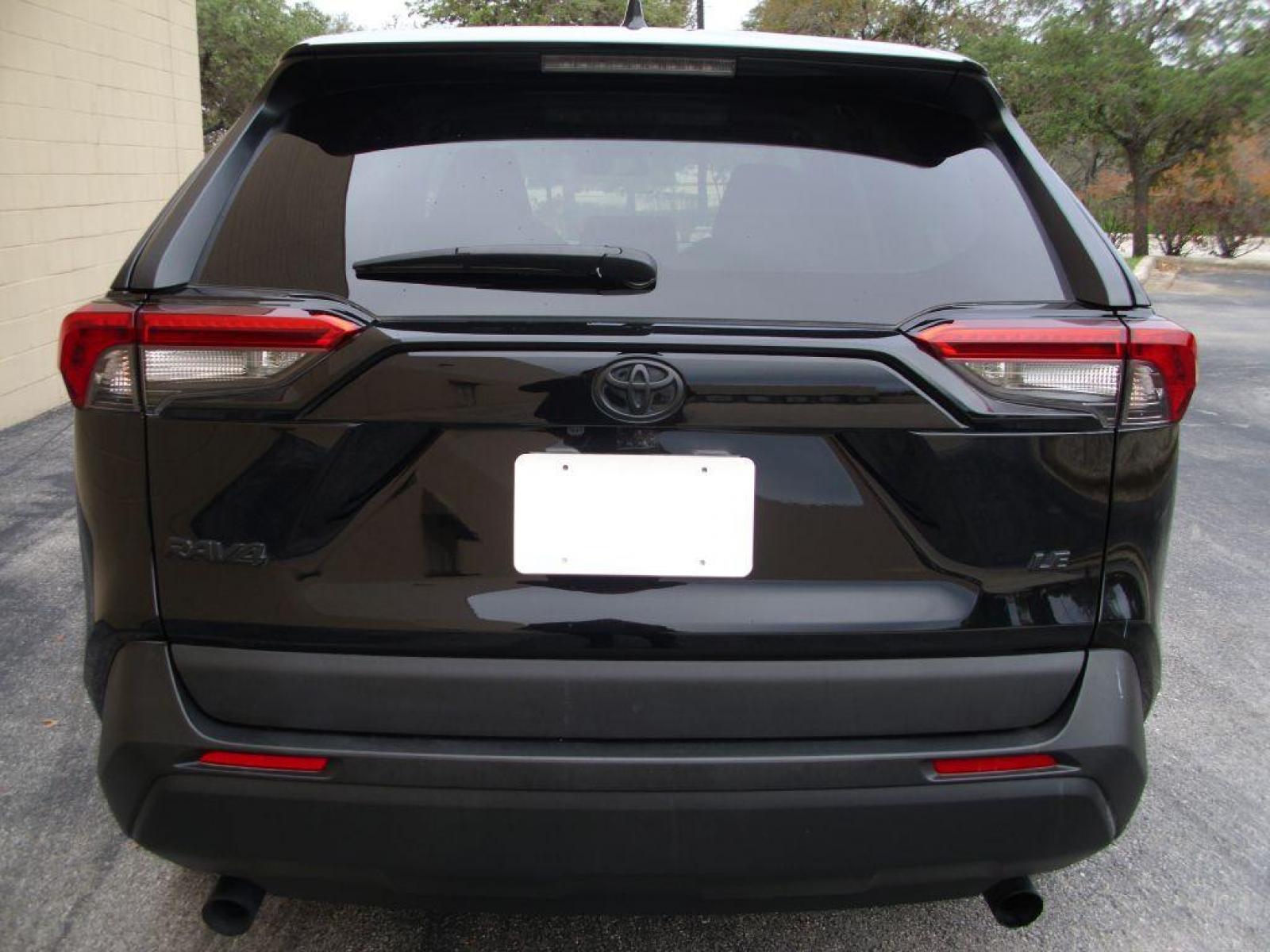 2022 BLACK TOYOTA RAV4 LE (2T3H1RFV6NW) with an 2.5L engine, Automatic transmission, located at 12019 San Pedro Avenue, San Antonio, TX, 78216, (210) 494-5895, 29.550915, -98.491142 - ONE OWNER - IMMACULATE - AMAZING - ONE OWNER - LOW MILES - IMMACULATE Tilt Wheel; Immobilizer; Keyless Entry; Alarm; Daytime Running Lights; Dual Front Airbags; Side Airbags; Head Airbags; Rear Head Airbags; Active Seatbelts; All Wheel ABS; Backup Camera; Parking Assist We offer financing thru Ca - Photo #5