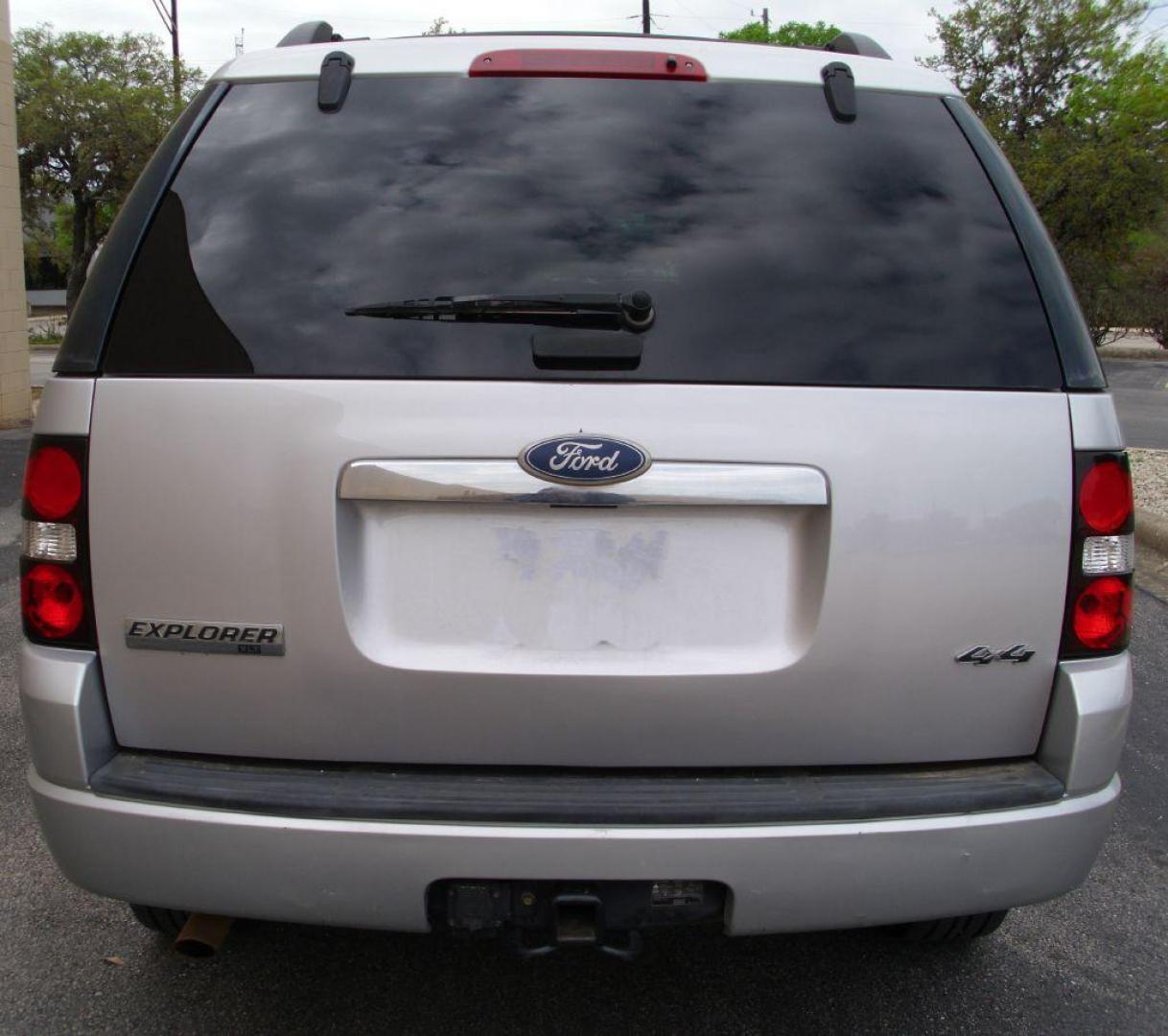 2010 SILVER FORD EXPLORER XLT (1FMEU7DE5AU) with an 4.0L engine, Automatic transmission, located at 12019 San Pedro Avenue, San Antonio, TX, 78216, (210) 494-5895, 29.550915, -98.491142 - VERY NICE AND VERY CLEAN! Sunroof; Fold-Away Third Row; Air Conditioning; Power Windows; Power Locks; Power Steering; Tilt Wheel; AM/FM CD/MP3; Satellite; AM/FM CD/DVD; Passive engine immobilizer; Available; Dual Front Airbags; Side Airbags; Head Airbags; Rear Head Airbags; Active Seatbelts; All Wh - Photo#5