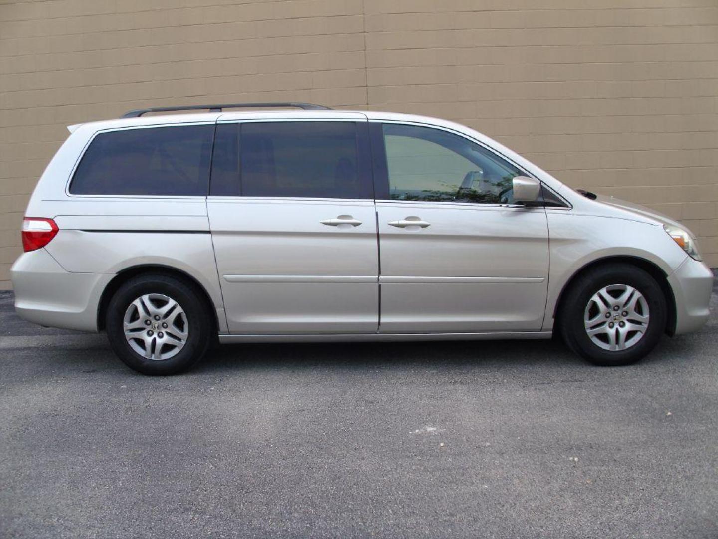 2006 SILVER HONDA ODYSSEY EXL (5FNRL38746B) with an 3.5L engine, Automatic transmission, located at 12019 San Pedro Avenue, San Antonio, TX, 78216, (210) 494-5895, 29.550915, -98.491142 - We provide financing options through various third-party Credit Unions and Auto Finance Companies, including RBFCU, USAA, SSFCU, Pen Fed, Navy Fed, Credit Human Credit Union of Texas, and most other credit unions. We also work with major banks such as Capital One and Broadway Bank. Payment methods a - Photo#0