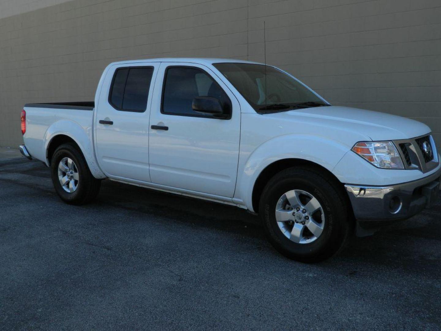 2010 WHITE NISSAN FRONTIER CREW CAB SE (1N6AD0ER5AC) with an 4.0L engine, Automatic transmission, located at 12019 San Pedro Avenue, San Antonio, TX, 78216, (208) 269-7240, 29.550915, -98.491142 - Cruise Control; Tilt Wheel; Dual Front Airbags; Side Airbags; Head Airbags; Rear Head Airbags; Active Seatbelts; Cloth Seats; Crew Cab; Regular Bed; Bed Liner; Tow Hitch; - Photo#0