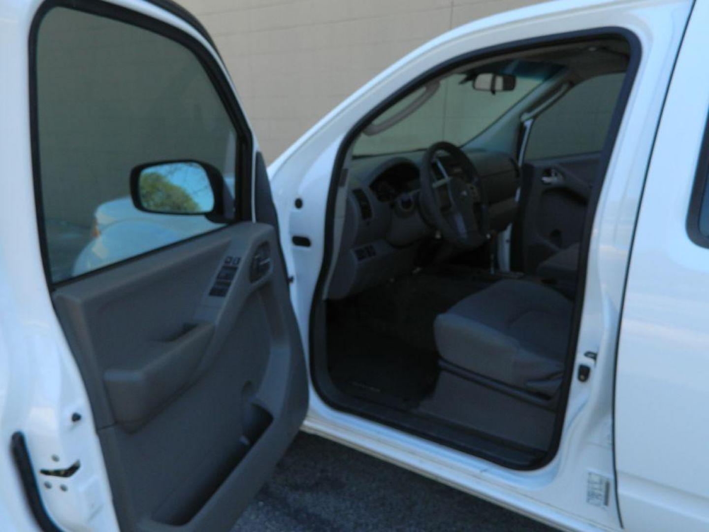 2010 WHITE NISSAN FRONTIER CREW CAB SE (1N6AD0ER5AC) with an 4.0L engine, Automatic transmission, located at 12019 San Pedro Avenue, San Antonio, TX, 78216, (208) 269-7240, 29.550915, -98.491142 - Cruise Control; Tilt Wheel; Dual Front Airbags; Side Airbags; Head Airbags; Rear Head Airbags; Active Seatbelts; Cloth Seats; Crew Cab; Regular Bed; Bed Liner; Tow Hitch; - Photo#12