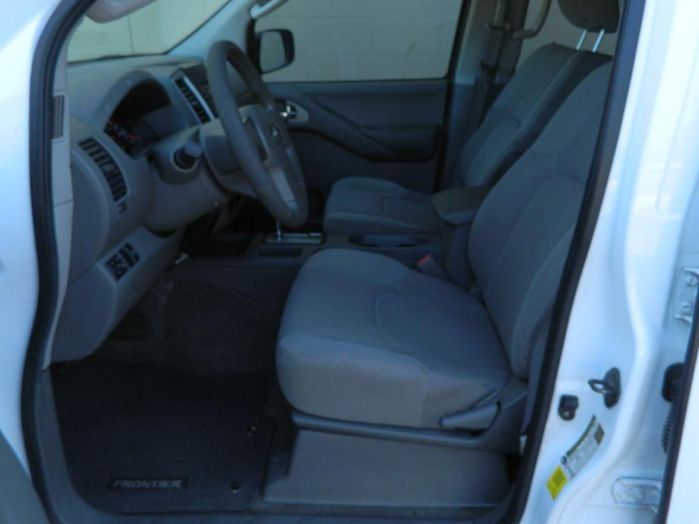 2010 WHITE NISSAN FRONTIER CREW CAB SE (1N6AD0ER5AC) with an 4.0L engine, Automatic transmission, located at 12019 San Pedro Avenue, San Antonio, TX, 78216, (208) 269-7240, 29.550915, -98.491142 - Cruise Control; Tilt Wheel; Dual Front Airbags; Side Airbags; Head Airbags; Rear Head Airbags; Active Seatbelts; Cloth Seats; Crew Cab; Regular Bed; Bed Liner; Tow Hitch; - Photo#13