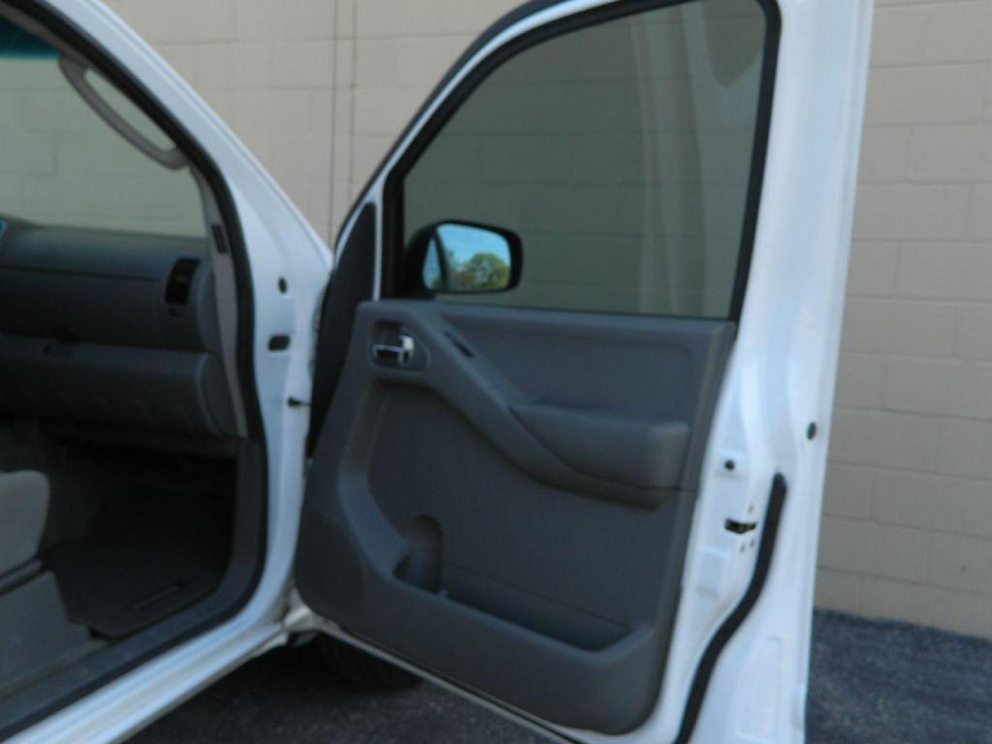 2010 WHITE NISSAN FRONTIER CREW CAB SE (1N6AD0ER5AC) with an 4.0L engine, Automatic transmission, located at 12019 San Pedro Avenue, San Antonio, TX, 78216, (208) 269-7240, 29.550915, -98.491142 - Cruise Control; Tilt Wheel; Dual Front Airbags; Side Airbags; Head Airbags; Rear Head Airbags; Active Seatbelts; Cloth Seats; Crew Cab; Regular Bed; Bed Liner; Tow Hitch; - Photo#18