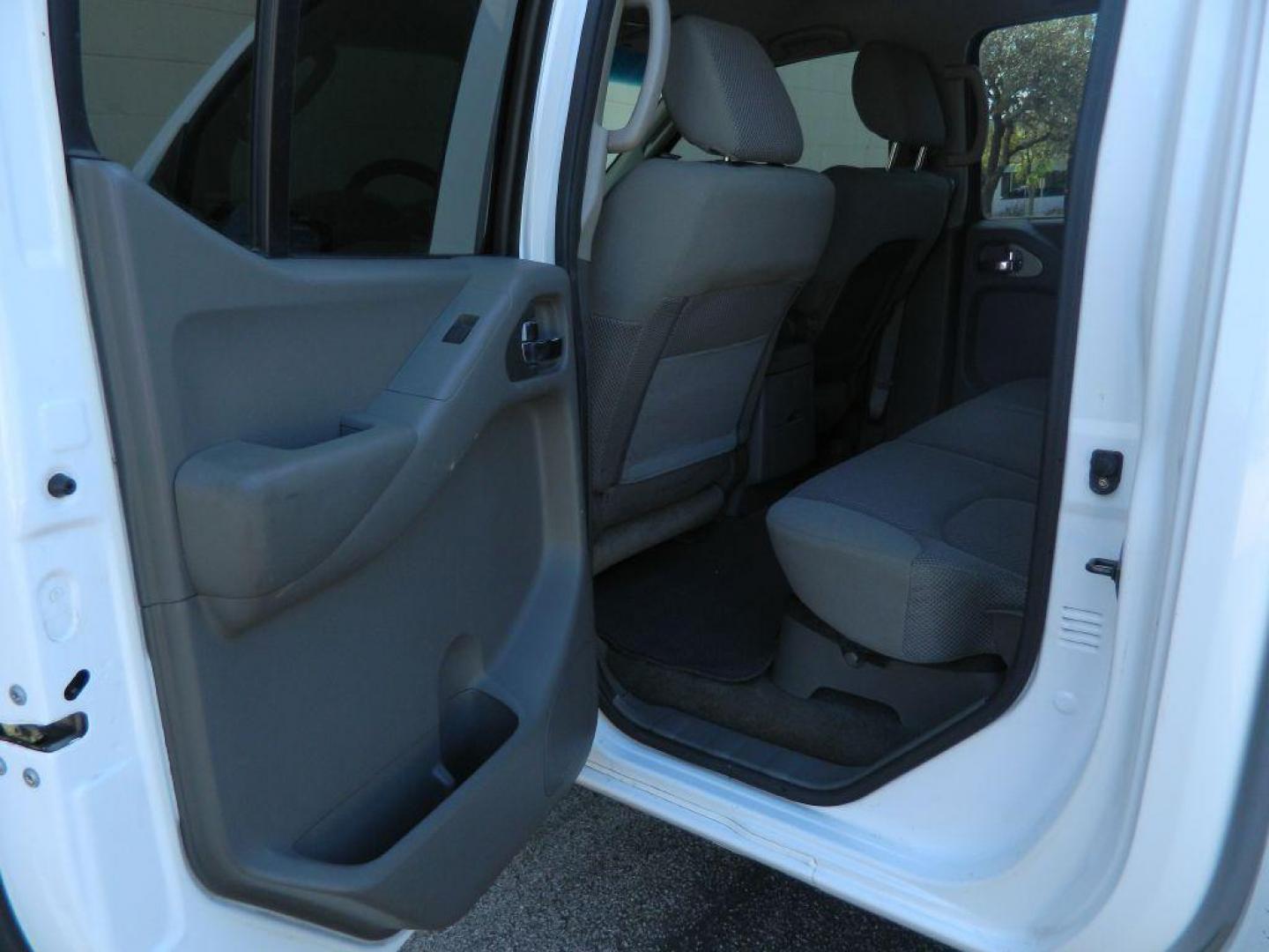 2010 WHITE NISSAN FRONTIER CREW CAB SE (1N6AD0ER5AC) with an 4.0L engine, Automatic transmission, located at 12019 San Pedro Avenue, San Antonio, TX, 78216, (208) 269-7240, 29.550915, -98.491142 - Cruise Control; Tilt Wheel; Dual Front Airbags; Side Airbags; Head Airbags; Rear Head Airbags; Active Seatbelts; Cloth Seats; Crew Cab; Regular Bed; Bed Liner; Tow Hitch; - Photo#20